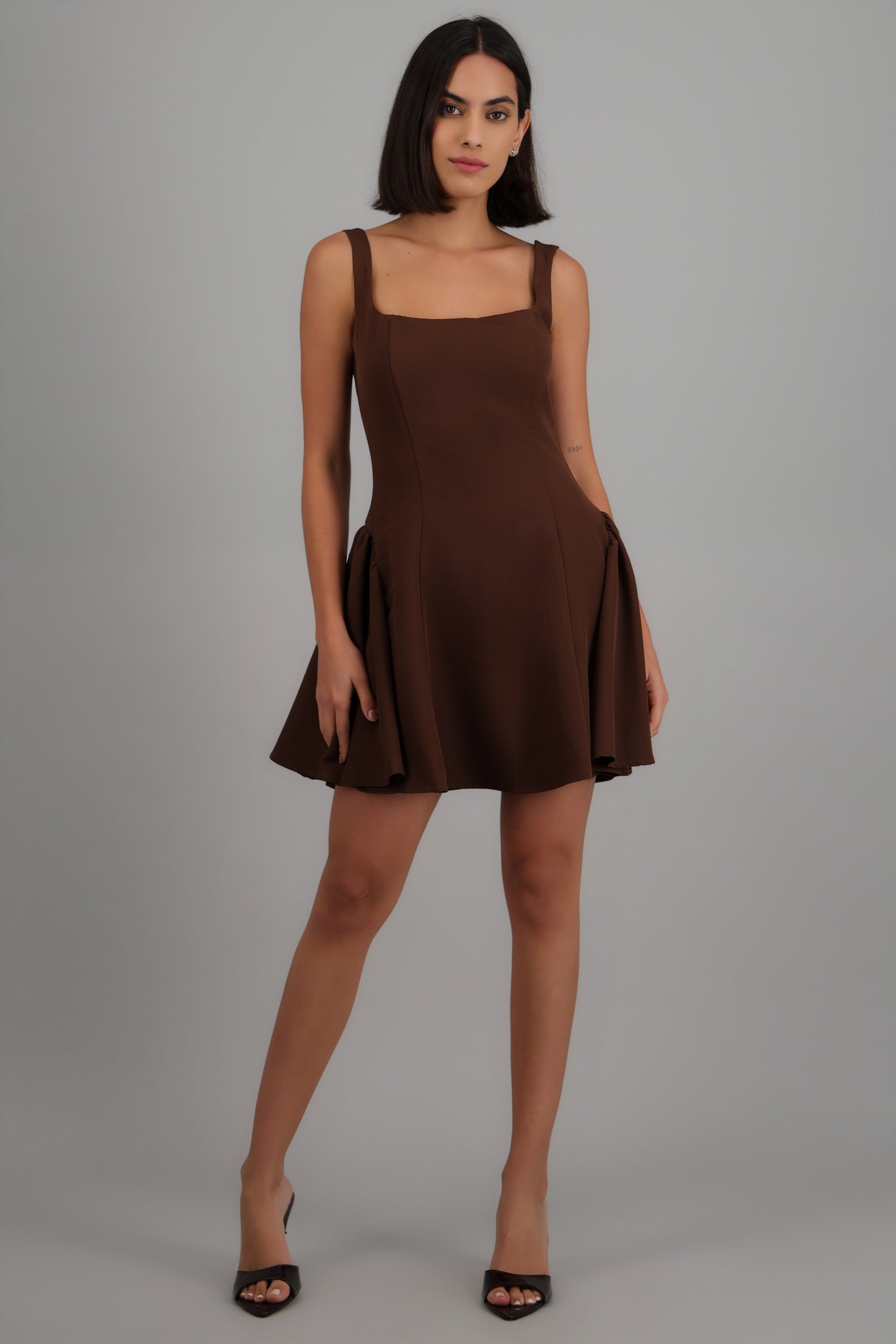 Vestido mini corte ampón CHOCOLATE