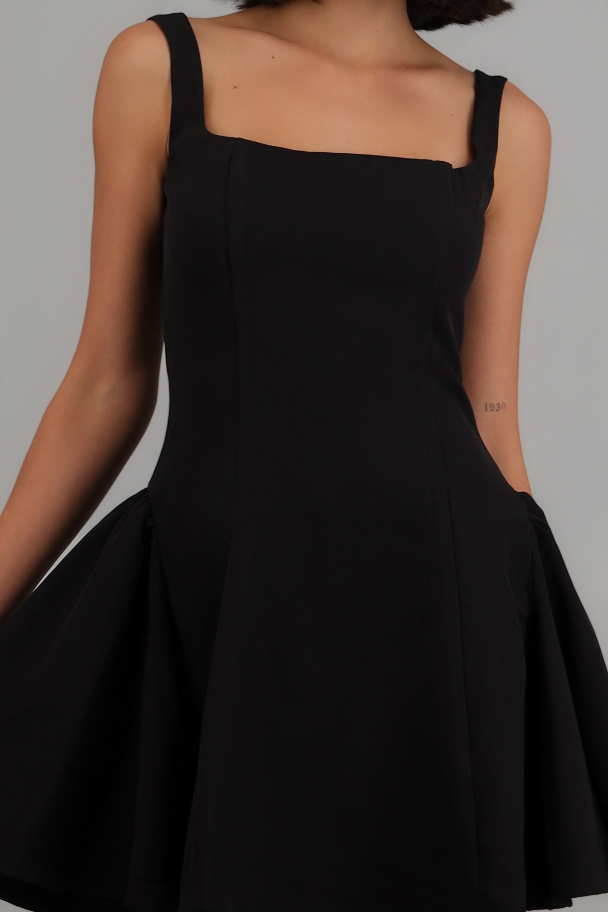 Vestido mini corte ampón NEGRO