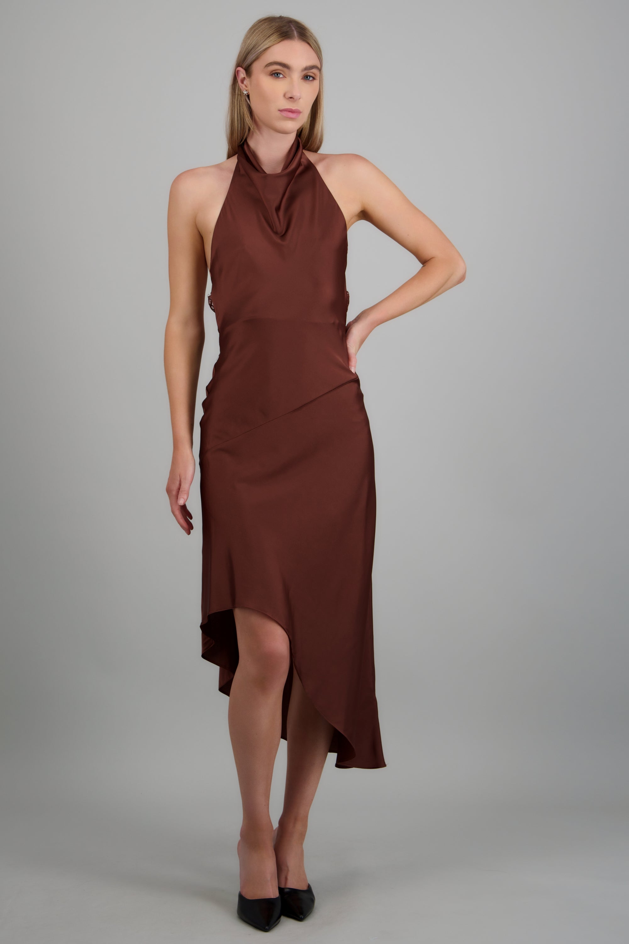 Vestido satín asimétrico espalda encaje CHOCOLATE