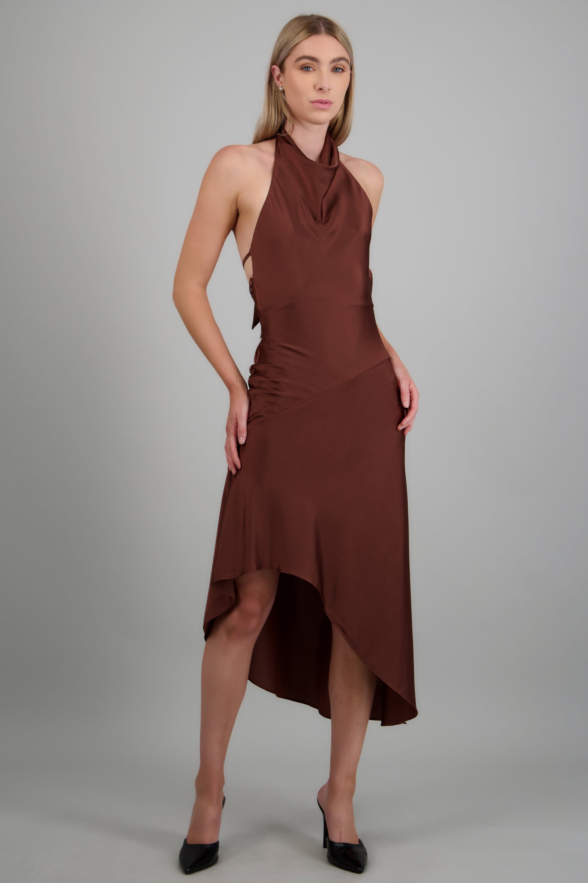 Vestido satín asimétrico espalda encaje CHOCOLATE