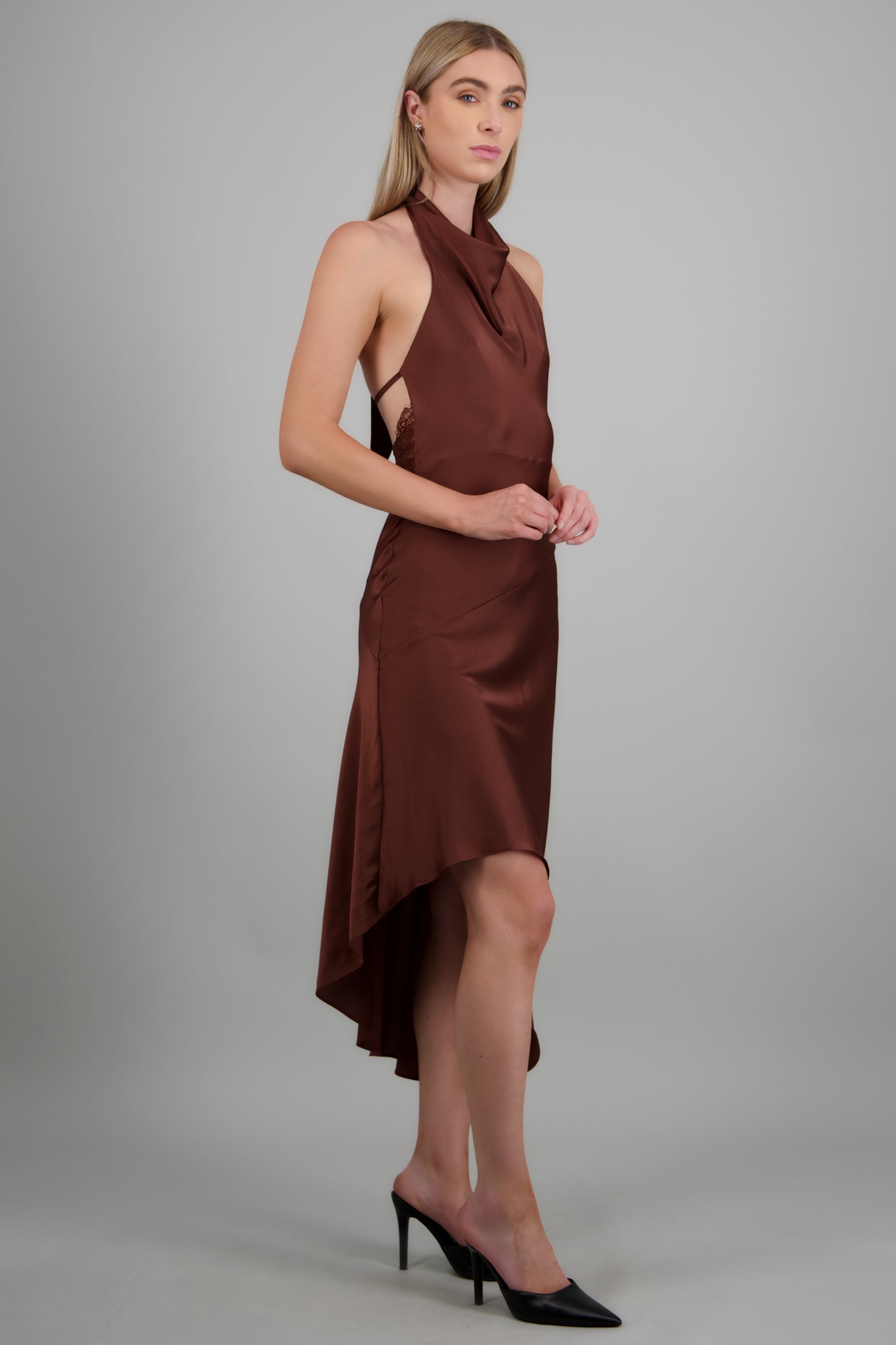 Vestido satín asimétrico espalda encaje CHOCOLATE