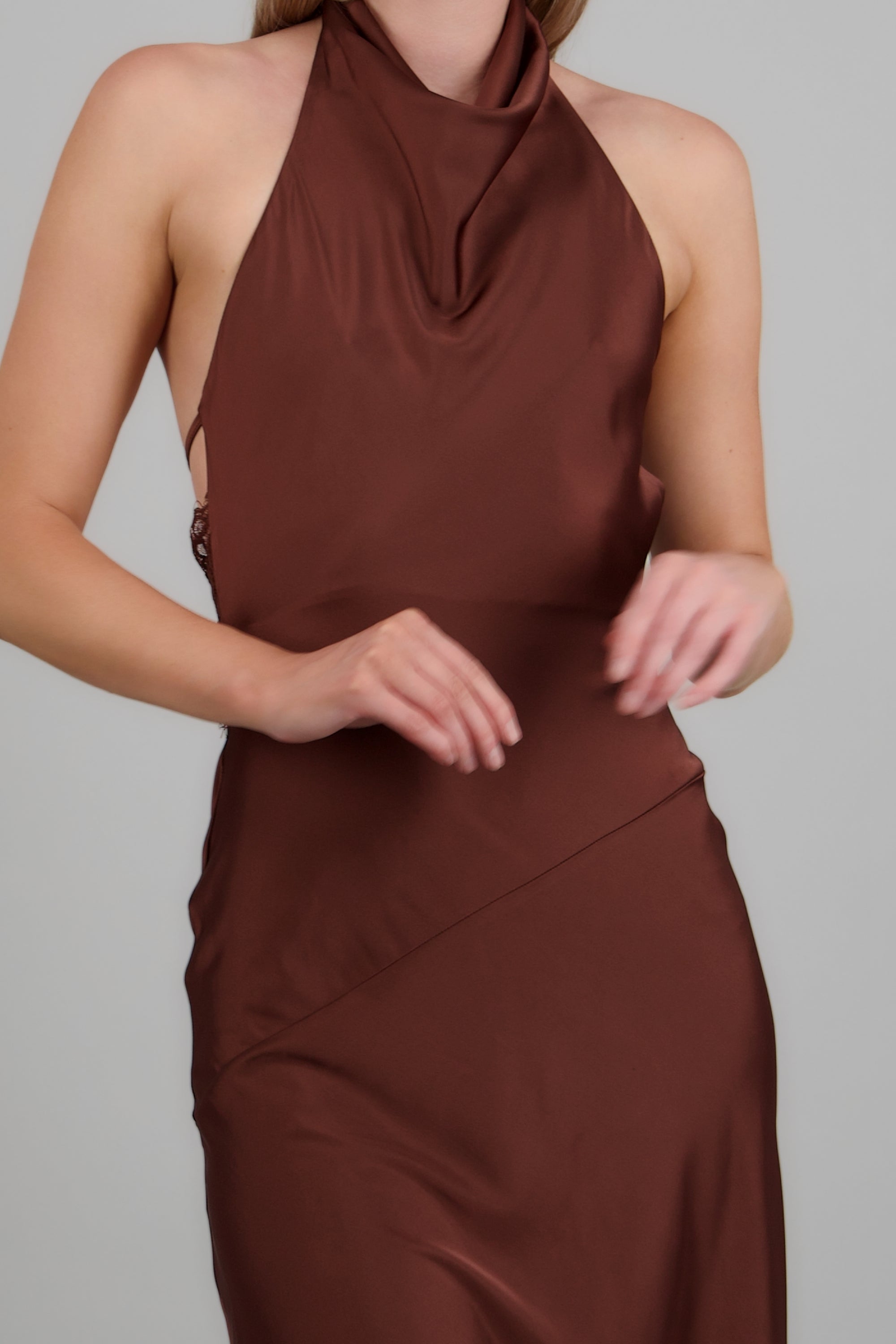 Vestido satín asimétrico espalda encaje CHOCOLATE