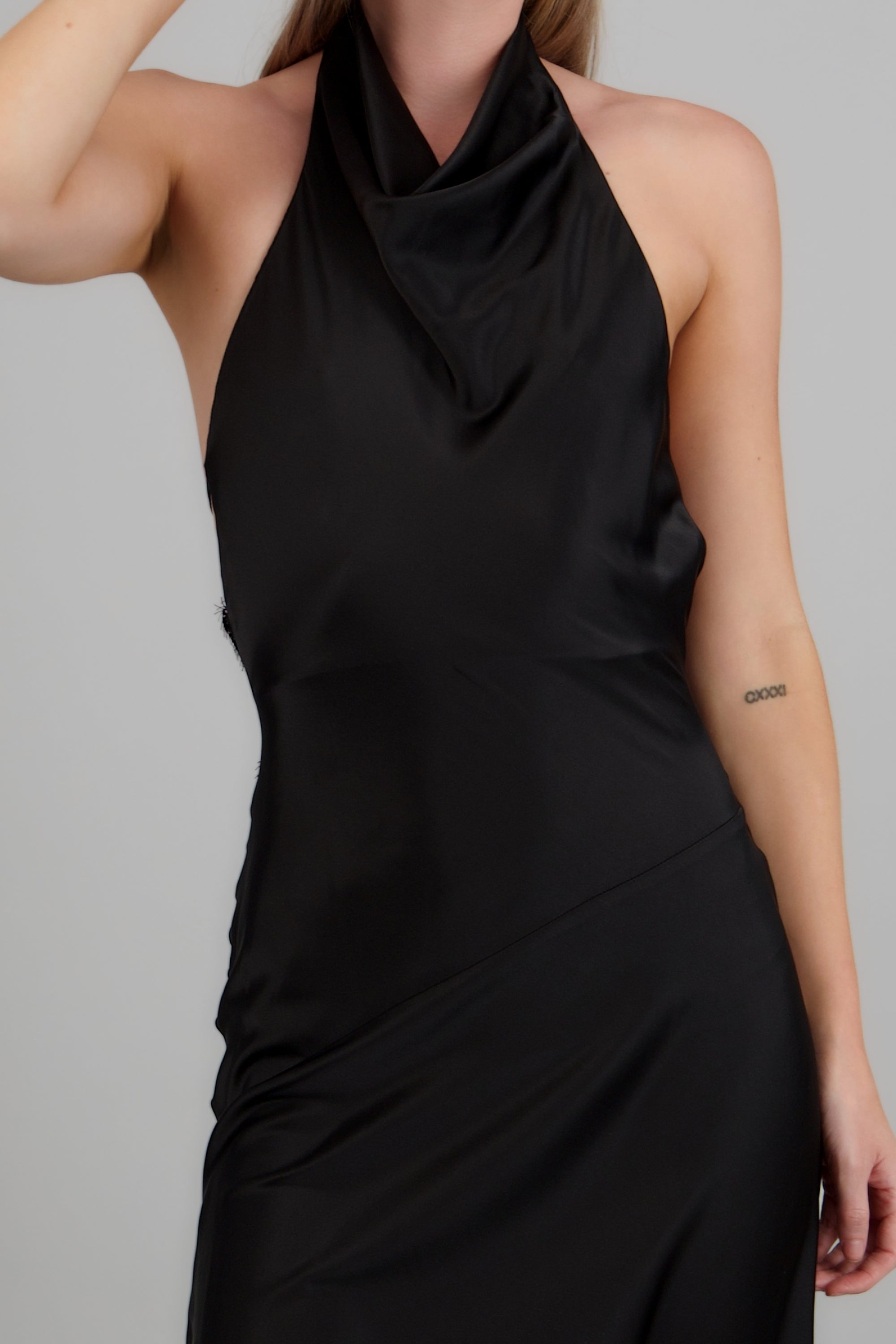Vestido satín asimétrico espalda encaje NEGRO