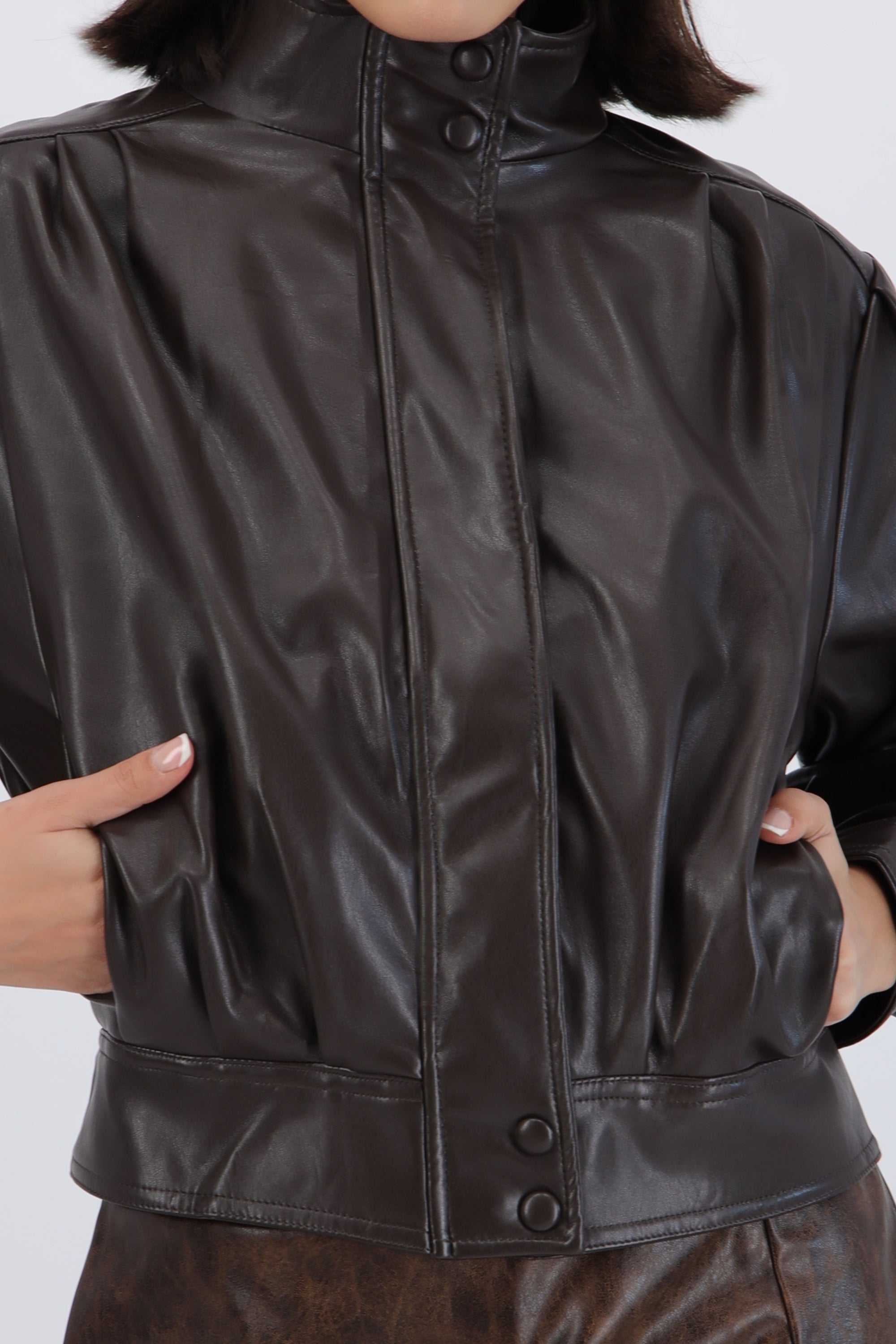 Chamarra bomber corta pliegues