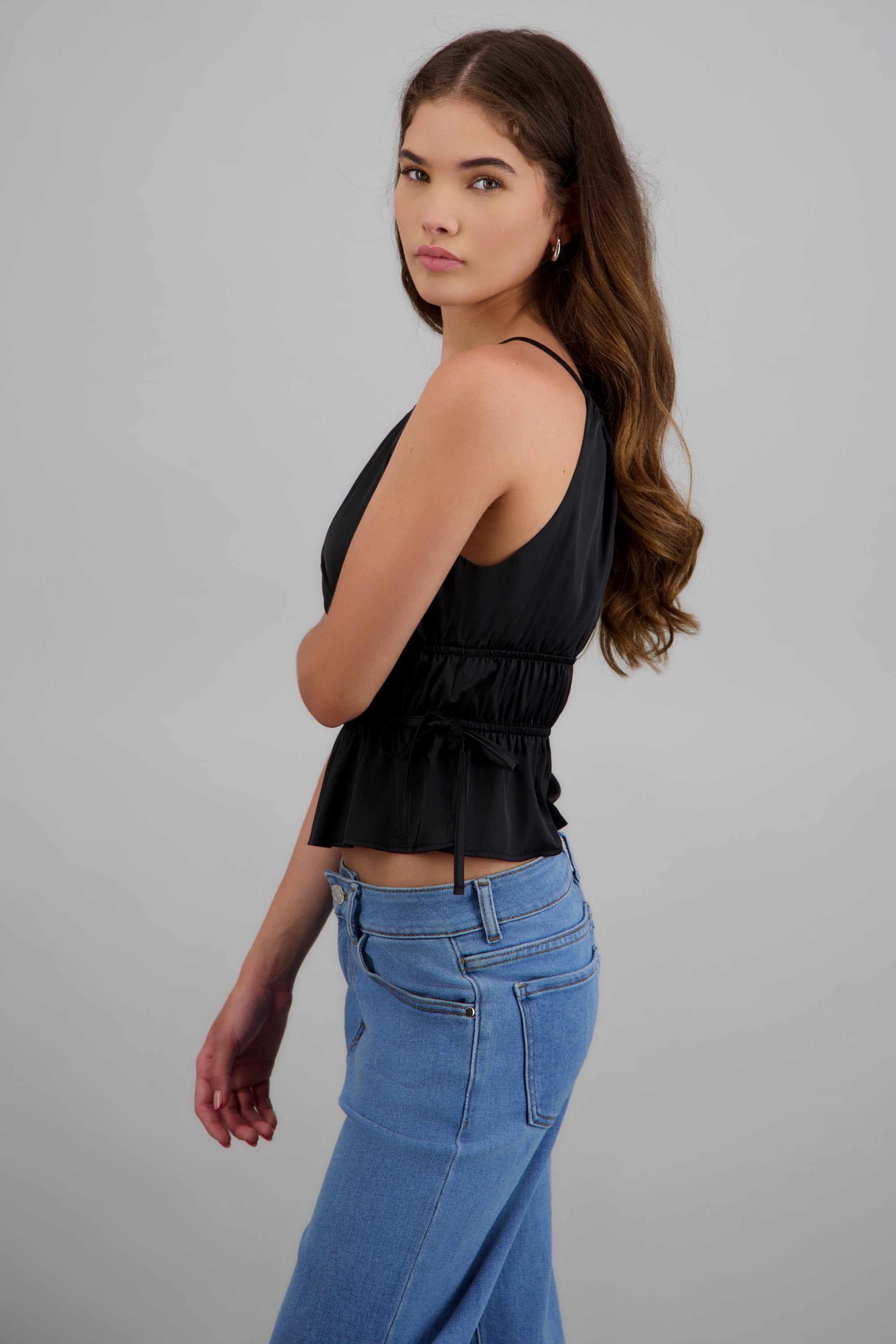 Top cuello halter sin mangas detalle cintura NEGRO