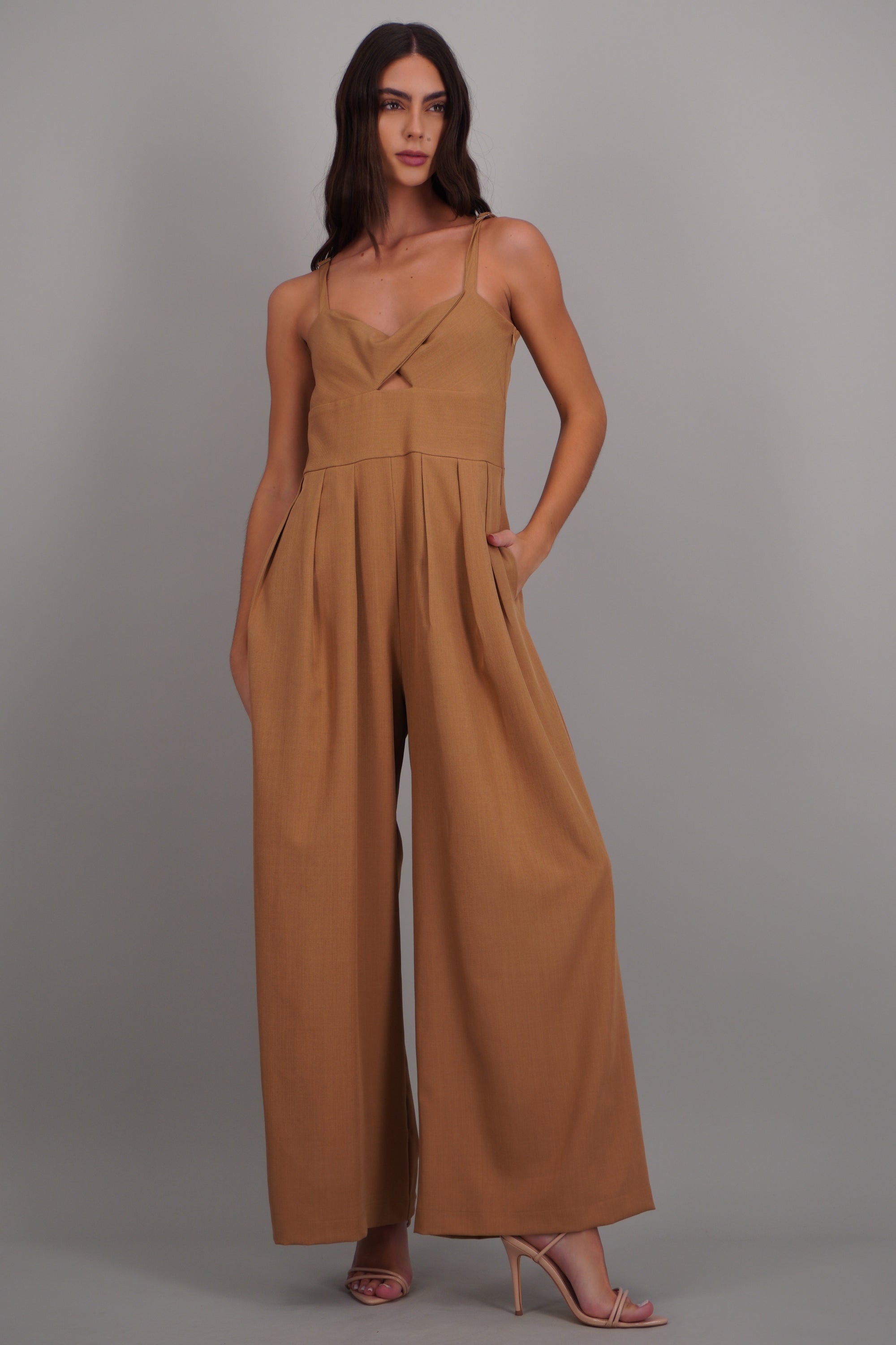 Jumpsuit tirantes detalle pliegues CAMELLO