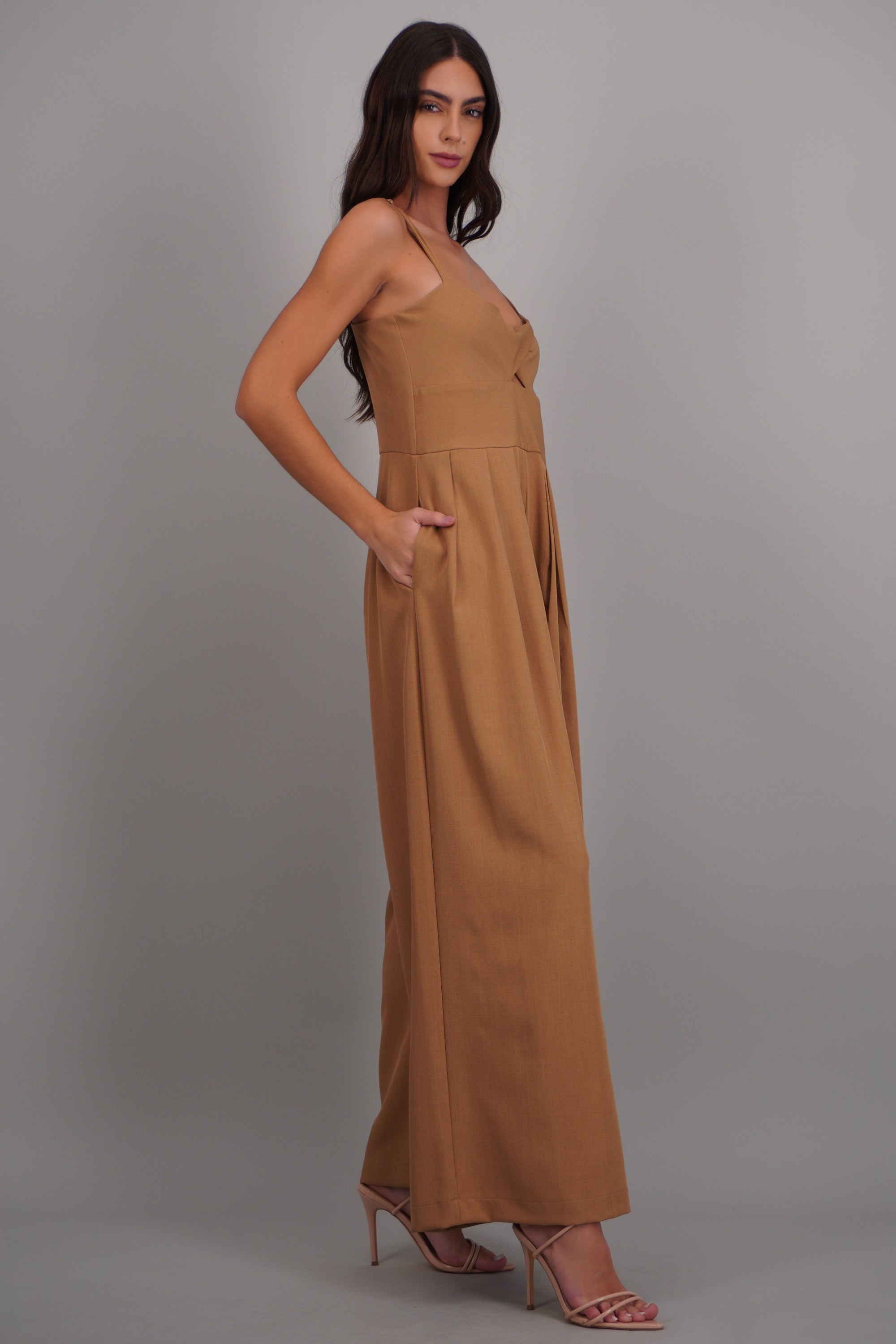 Jumpsuit tirantes detalle pliegues CAMELLO