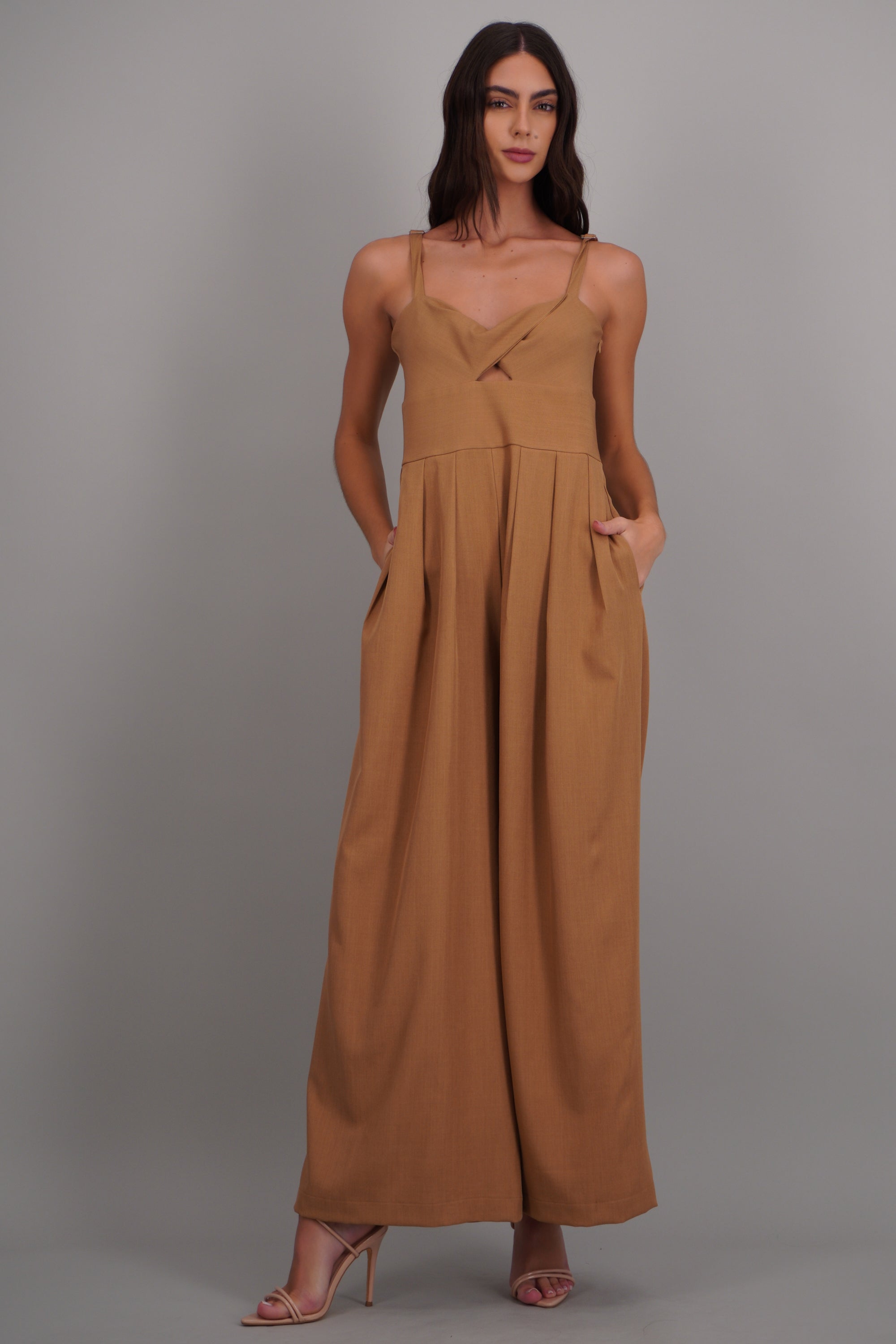Jumpsuit tirantes detalle pliegues CAMELLO