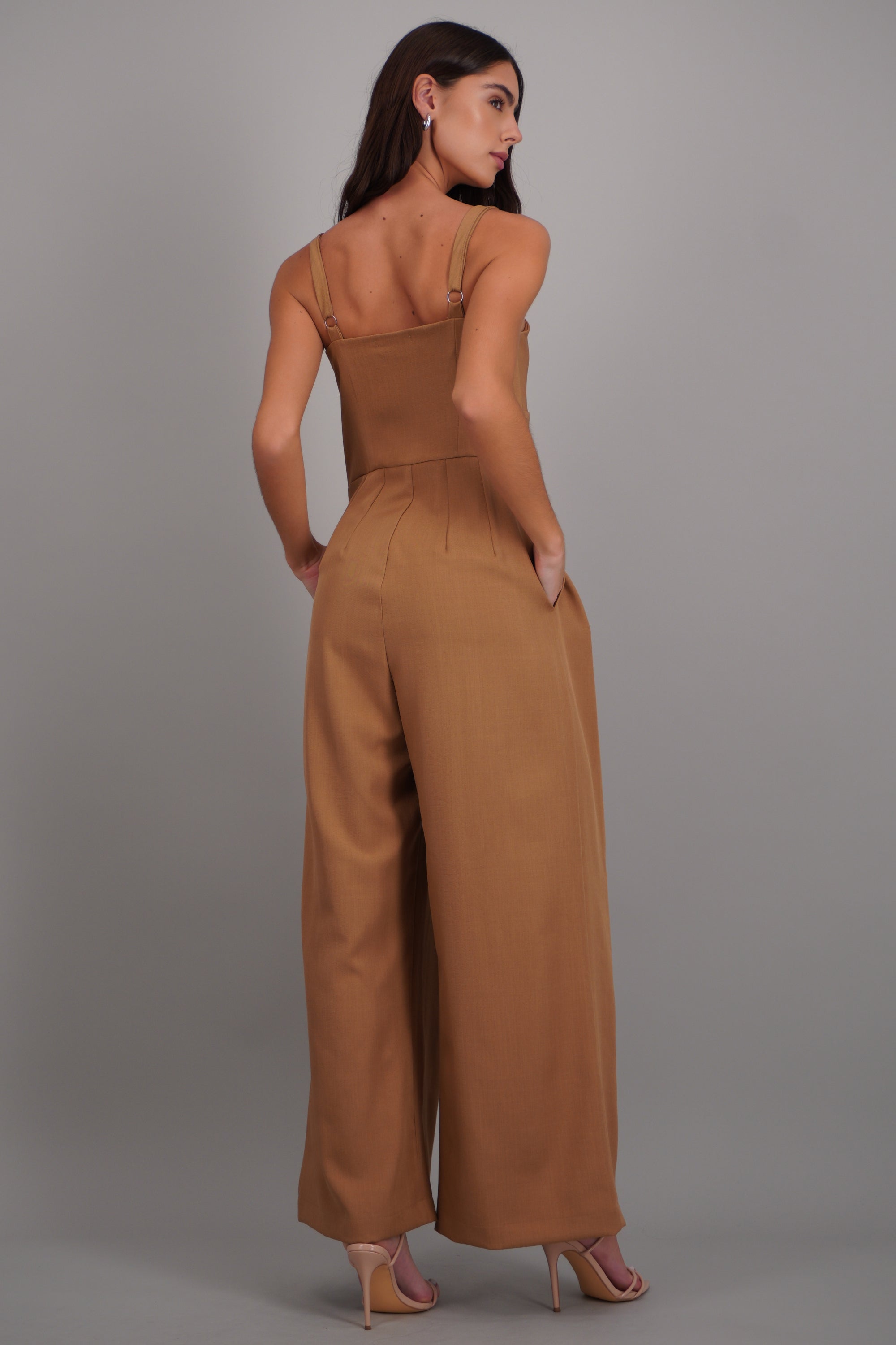 Jumpsuit tirantes detalle pliegues CAMELLO