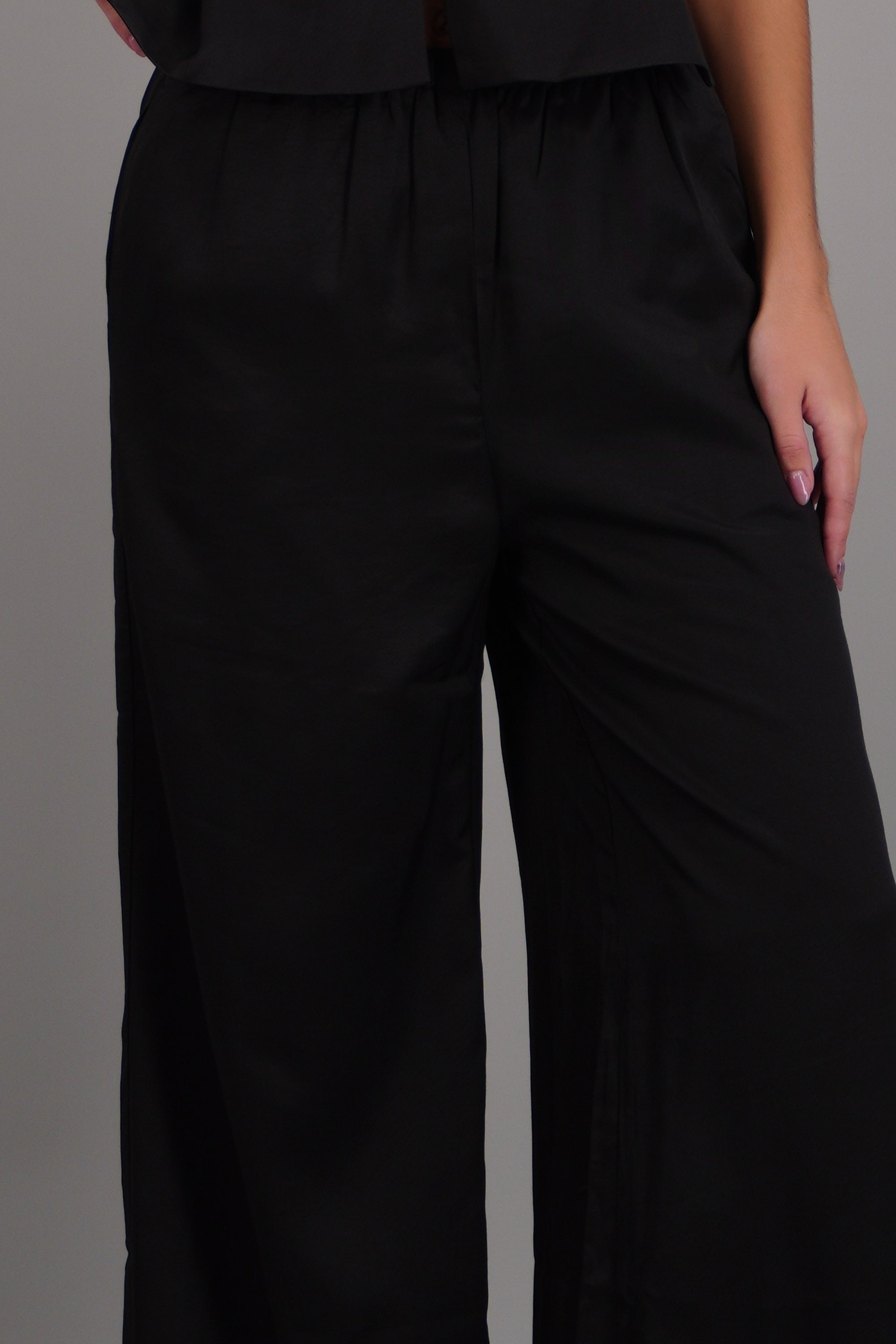 Pantalon amplio detalle resorte NEGRO