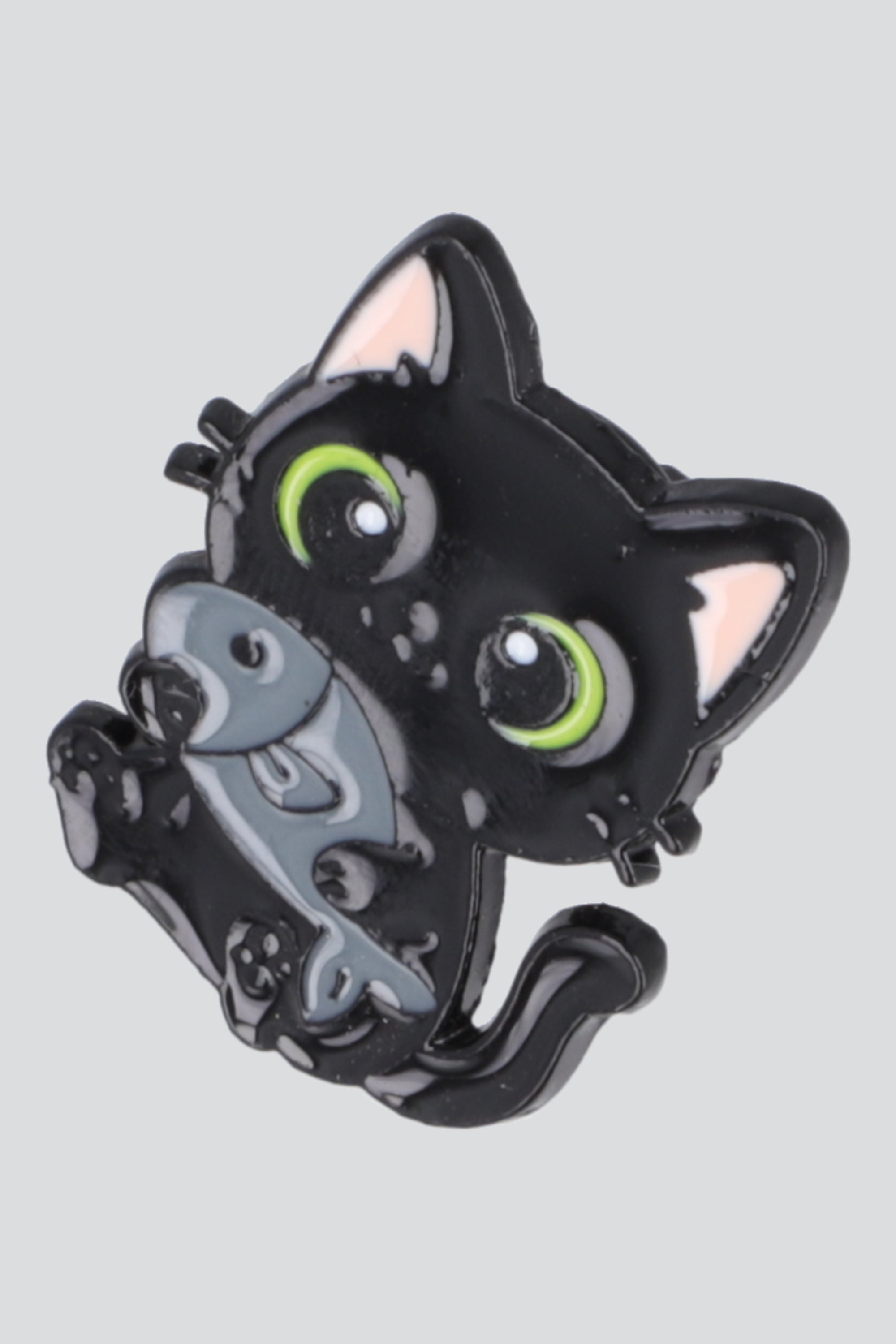 Pin gatito con su pez NEGRO