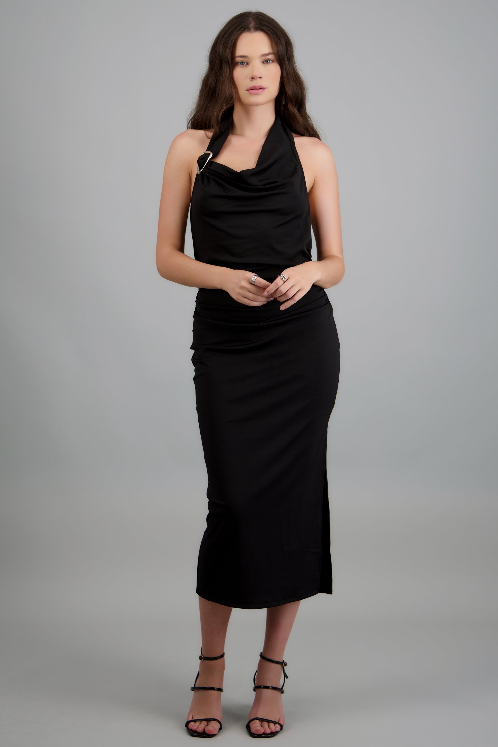 Vestido cuello cascada con argolla NEGRO