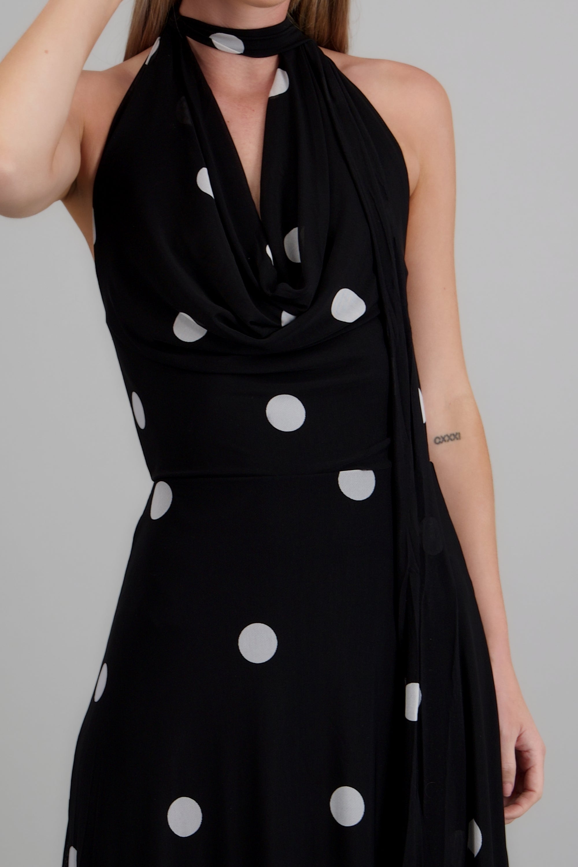 Vestido maxi mesh polka cuello halter NEGRO COMBO