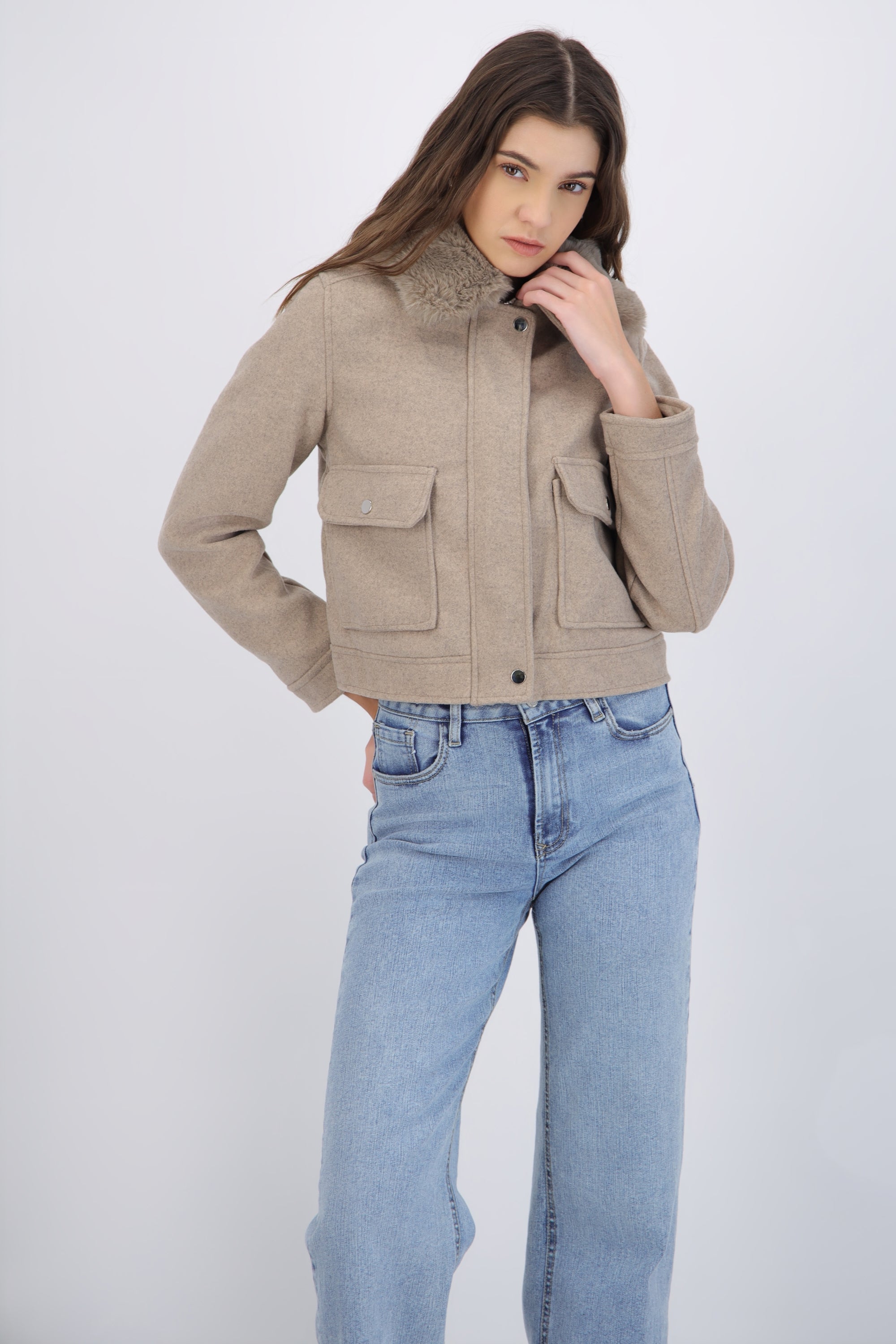 Chamarra crop cuello peluche