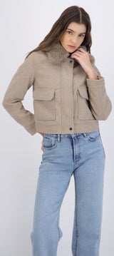 Chamarra crop cuello peluche