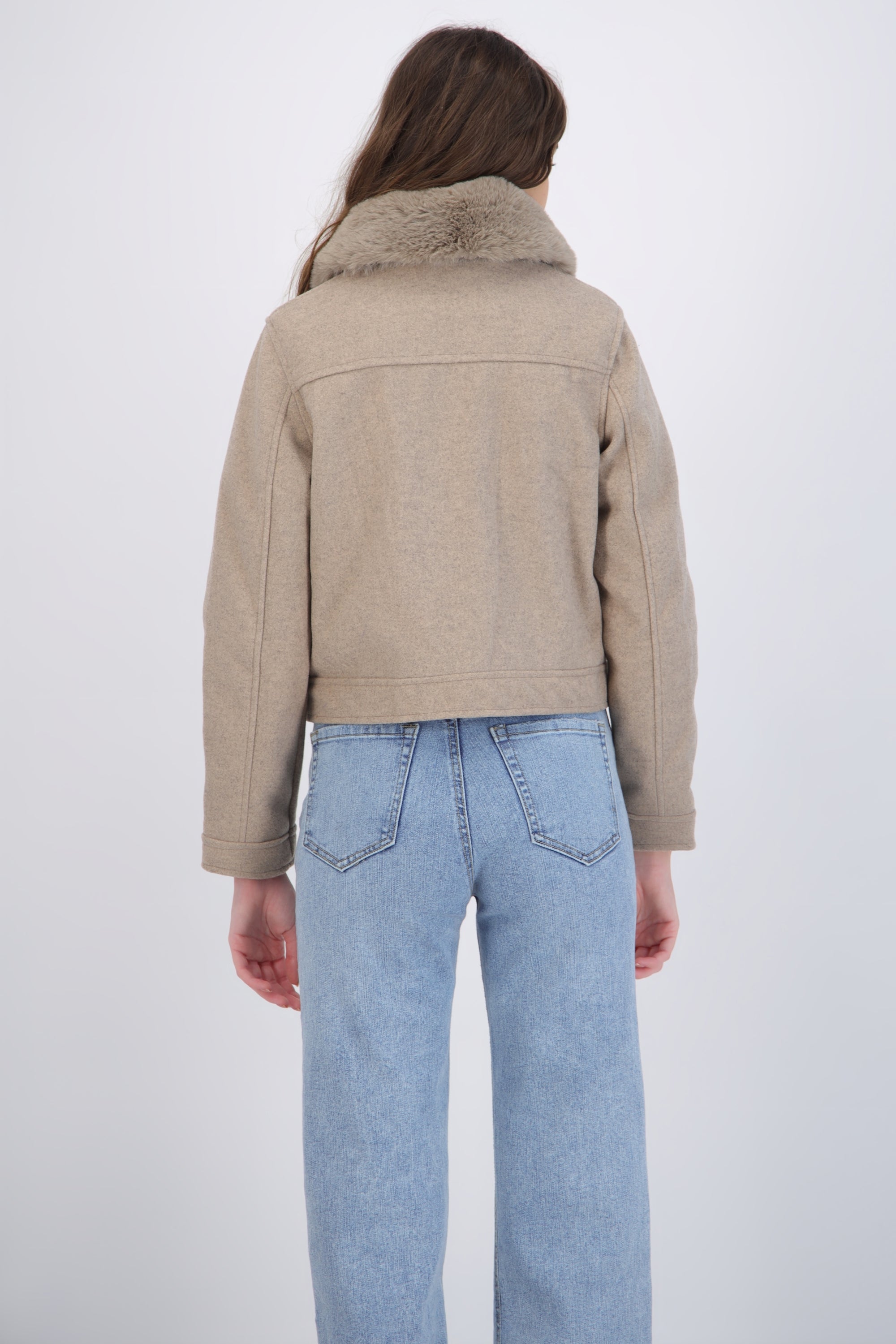 Chamarra crop cuello peluche