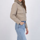 Chamarra crop cuello peluche