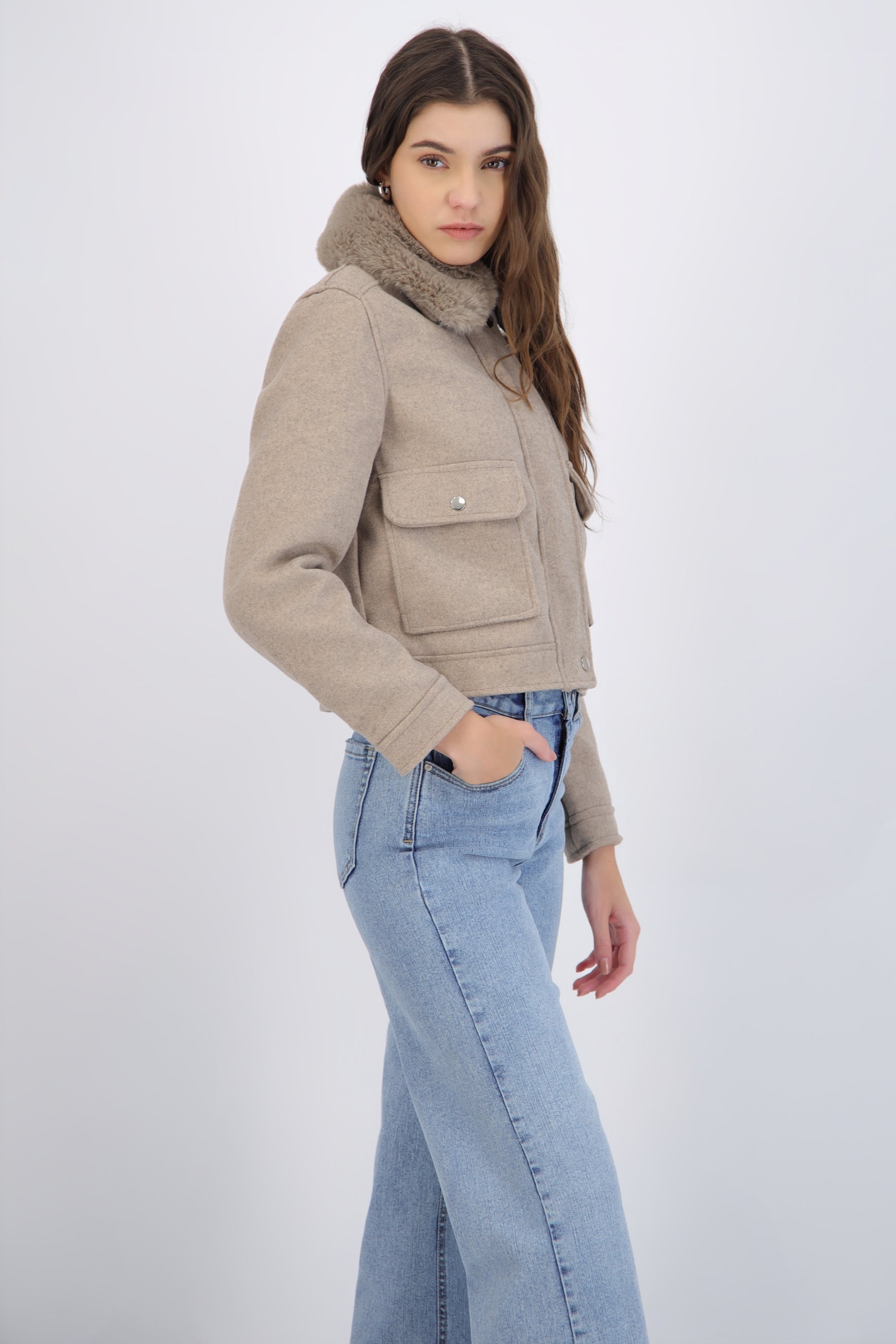 Chamarra crop cuello peluche