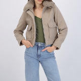 Chamarra crop cuello peluche