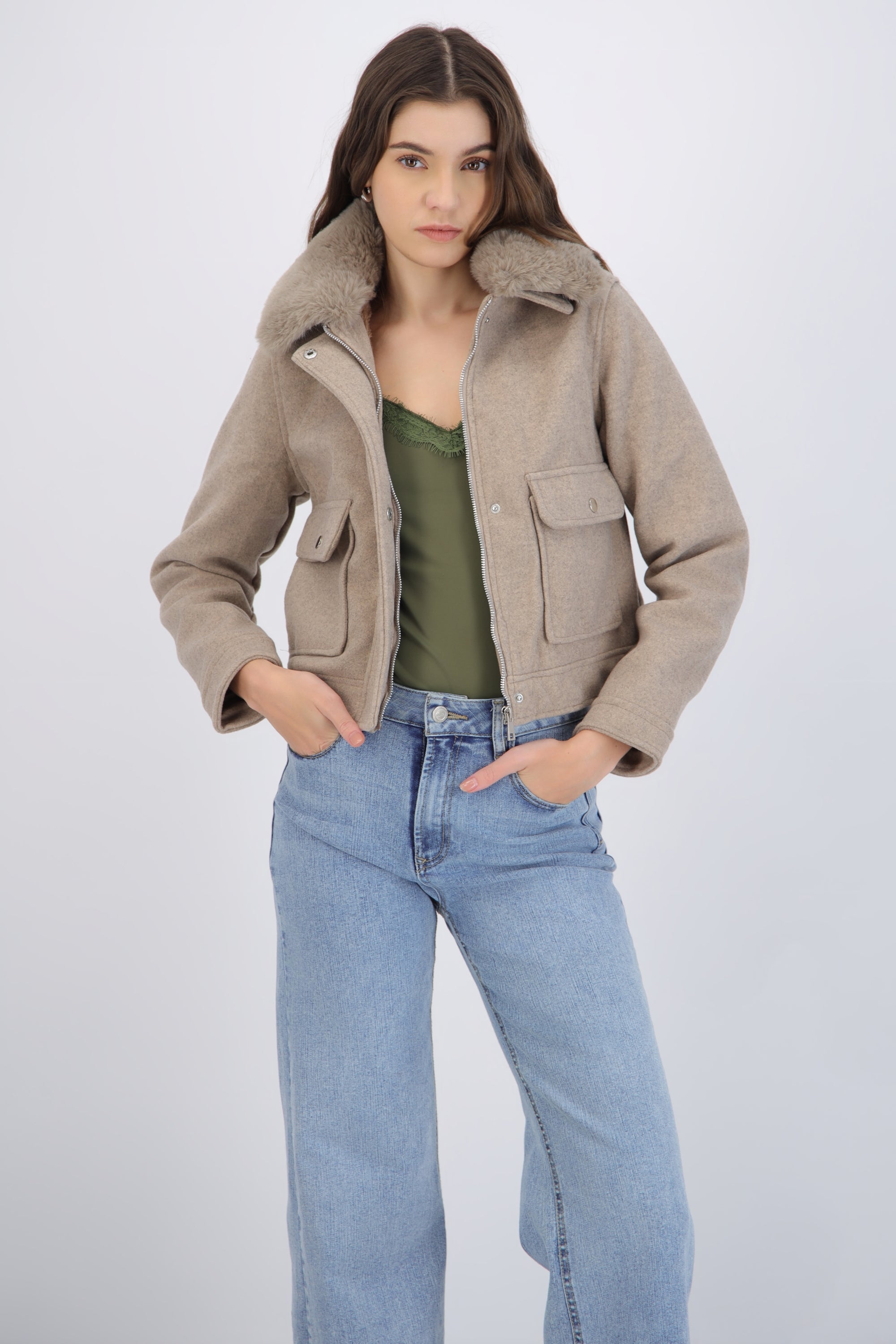 Chamarra crop cuello peluche