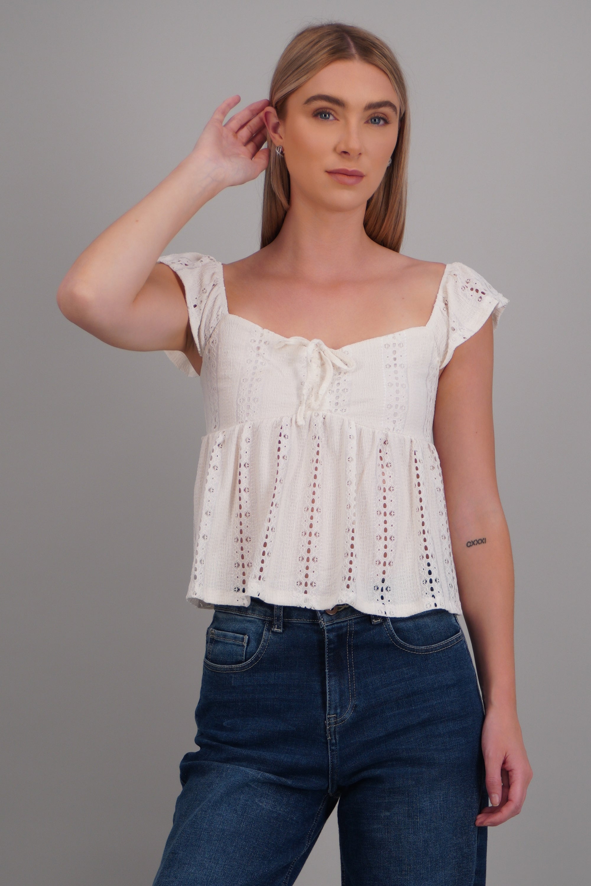 Top escote corazon detalle textura HUESO