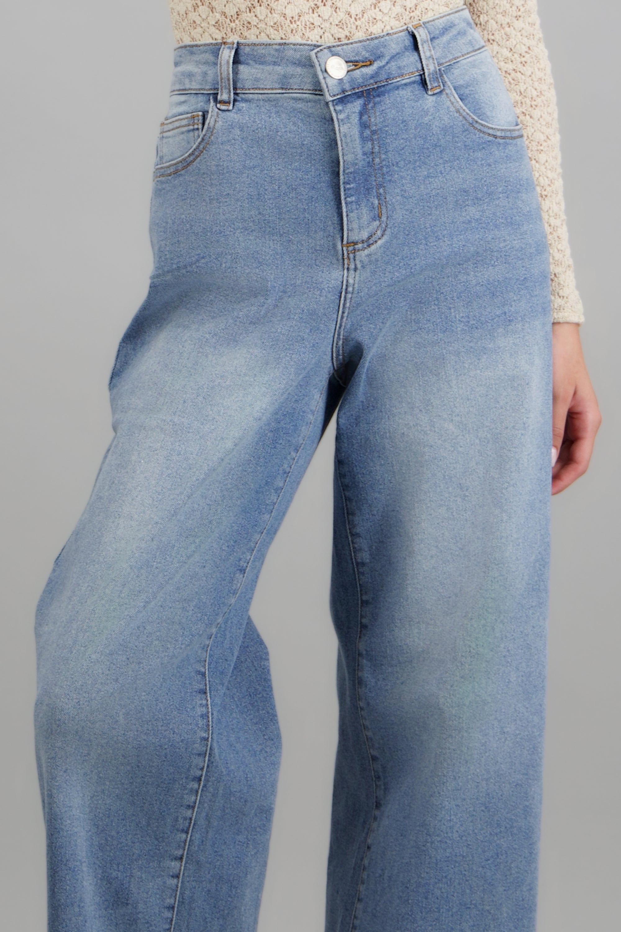 Jeans straight básicos LIGHT WASH