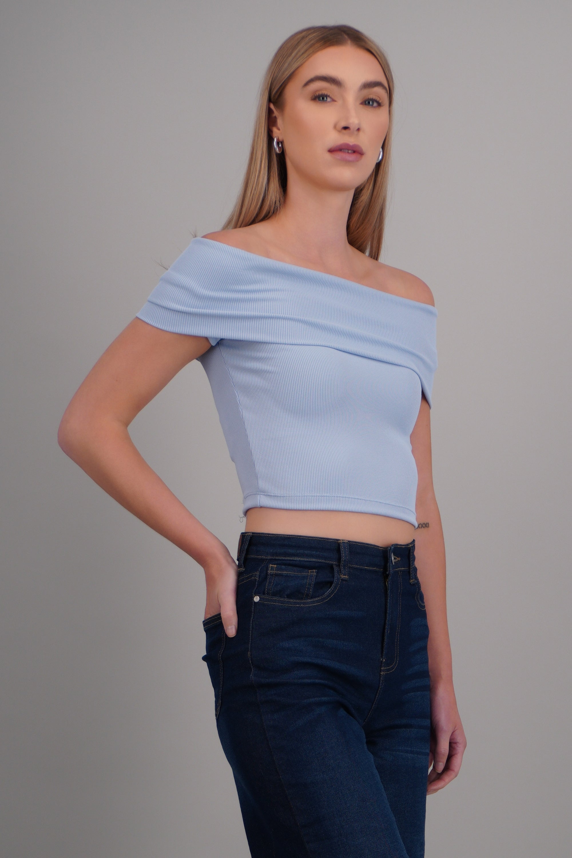 Top off shoulder manga corta rib AZUL PASTEL