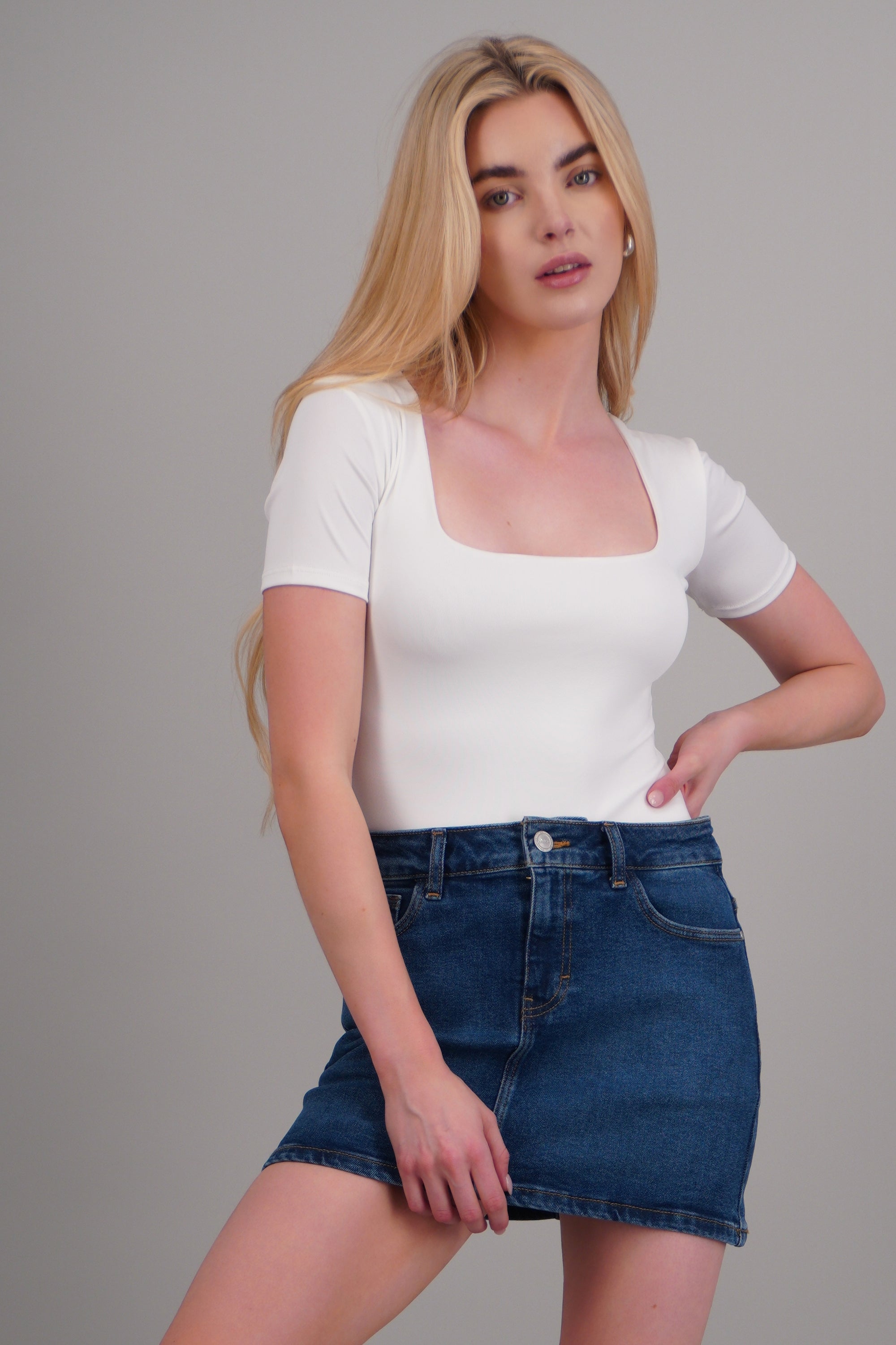 Bodysuit cuello cuadrado manga corta liso HUESO