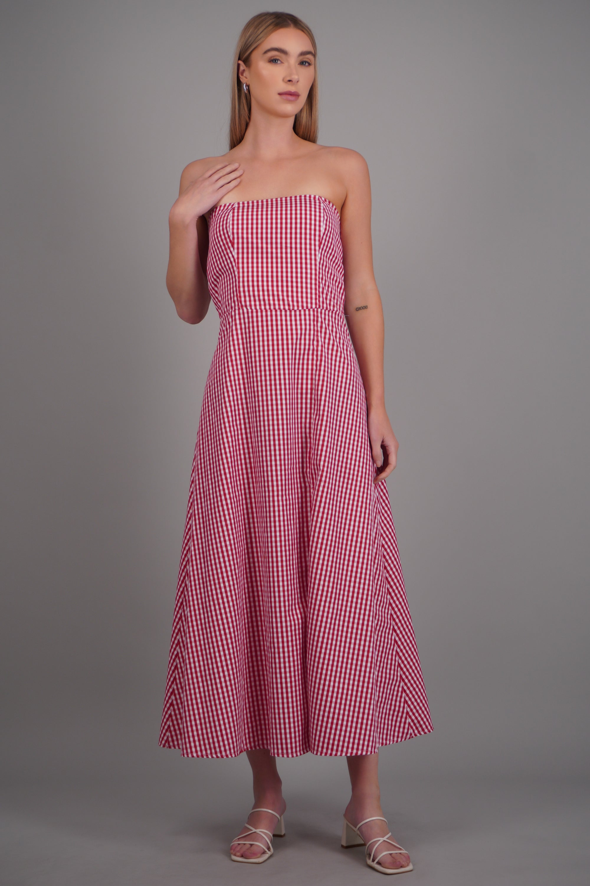 Vestido maxi strapless gingham ROJO COMBO