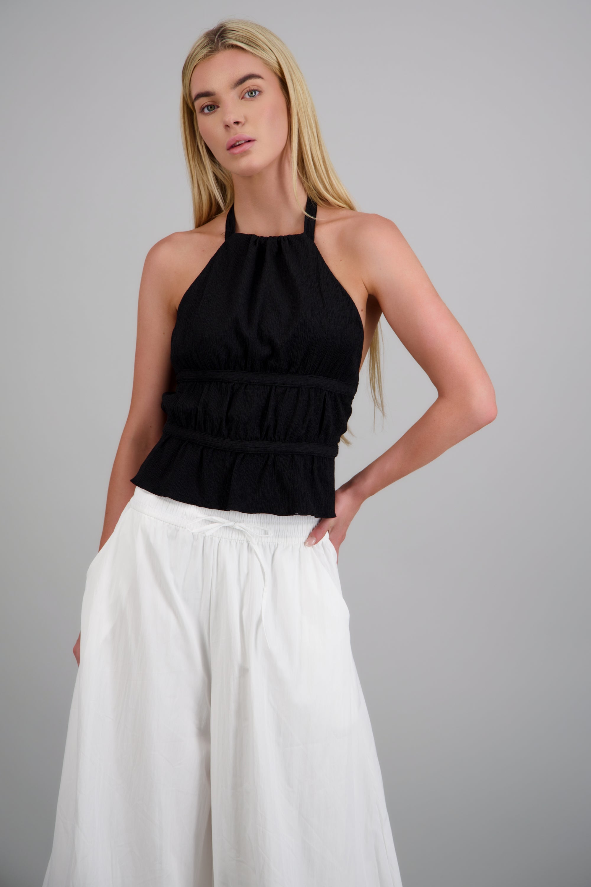 Top halter detalle textura NEGRO