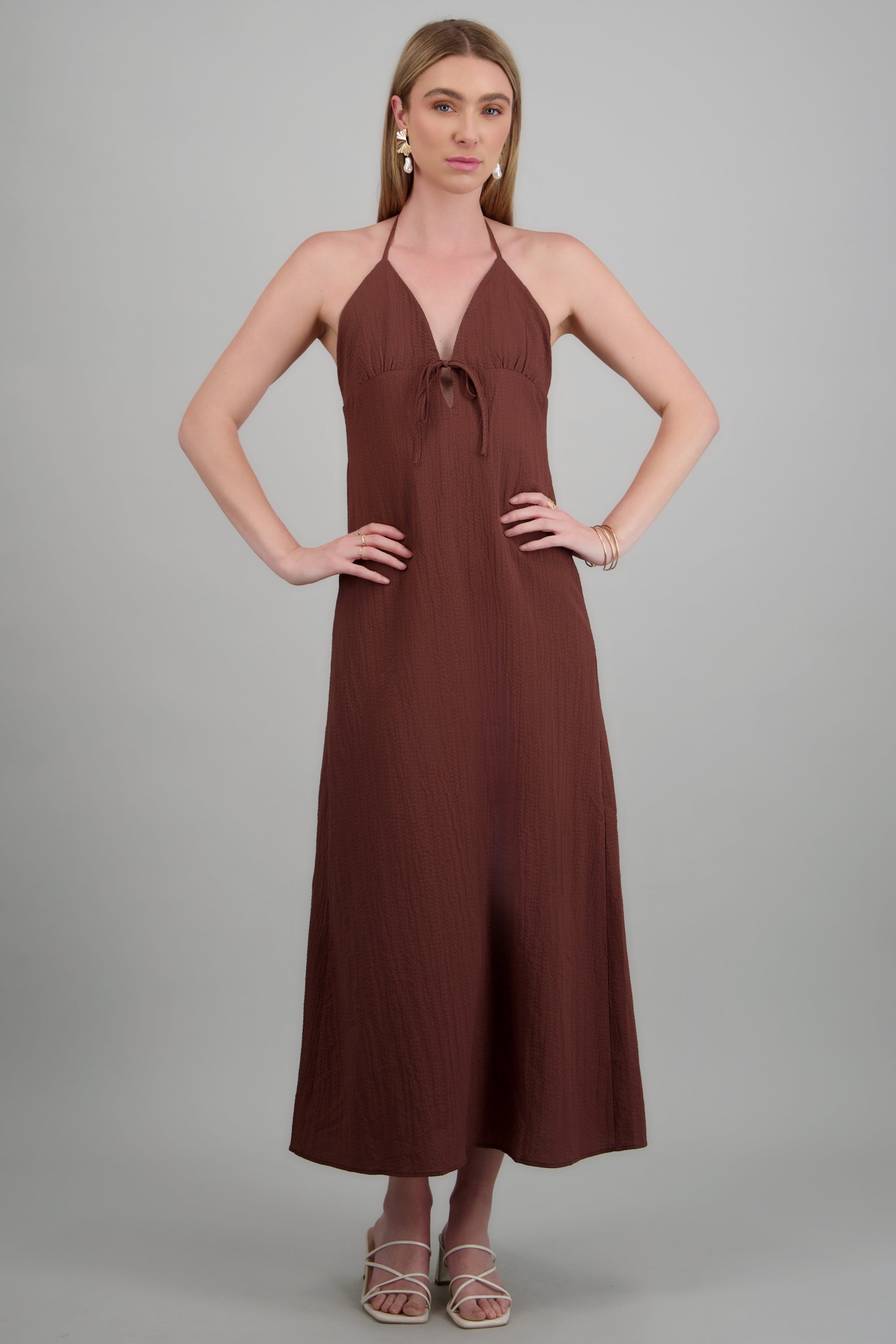 Maxi vestido liso con amarre CHOCOLATE