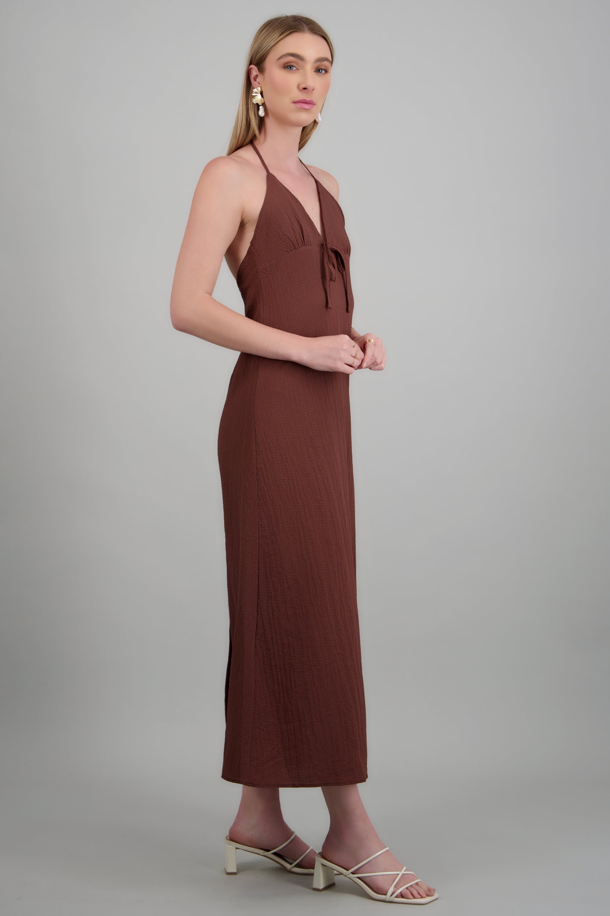 Maxi vestido liso con amarre CHOCOLATE