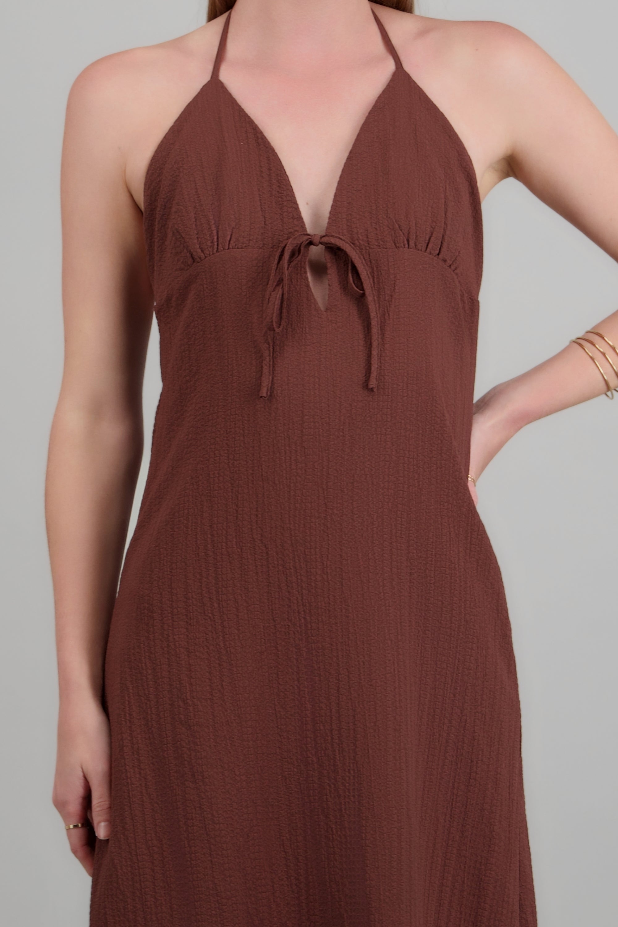 Maxi vestido liso con amarre CHOCOLATE