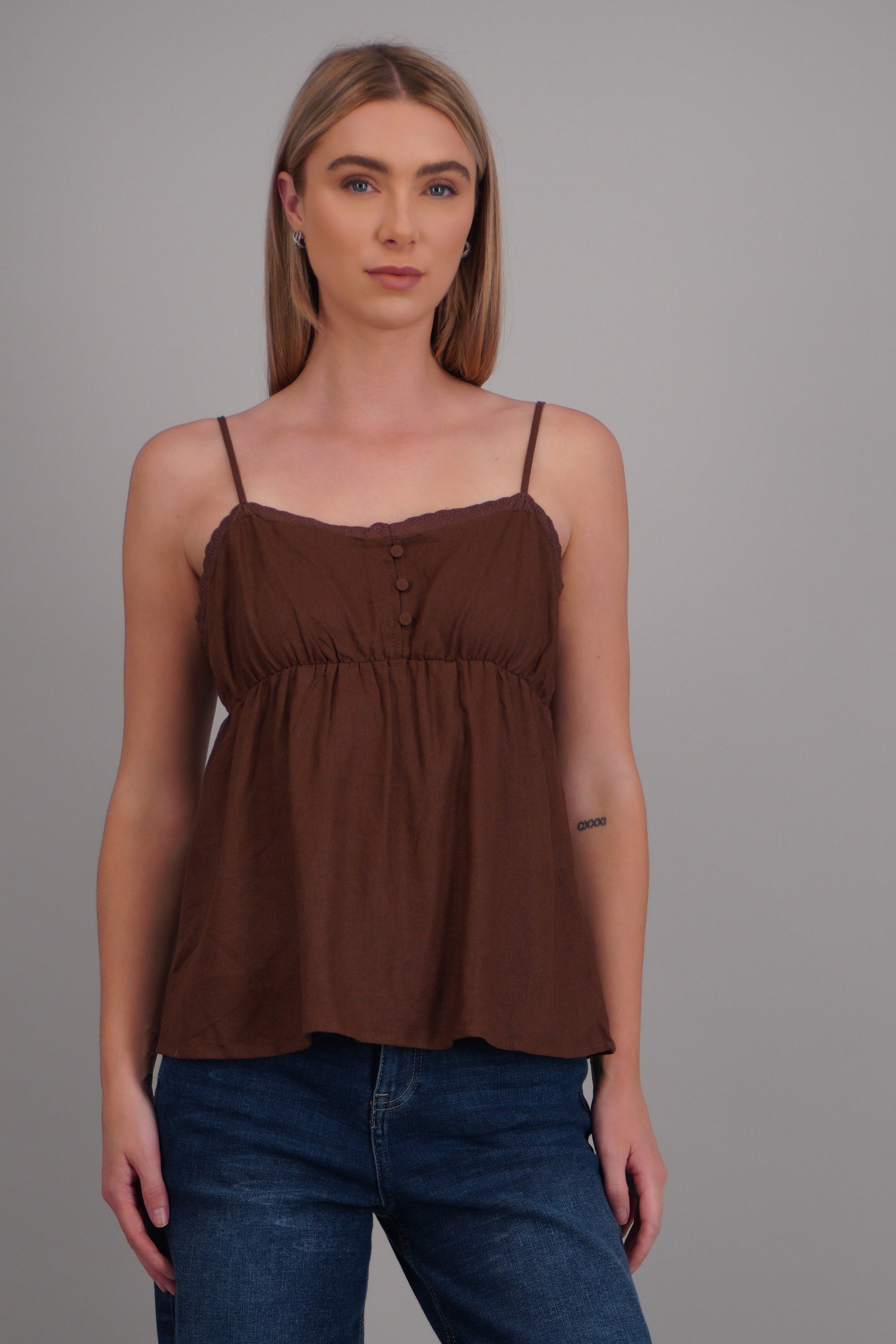 Top lino tirantes detalle escote CHOCOLATE