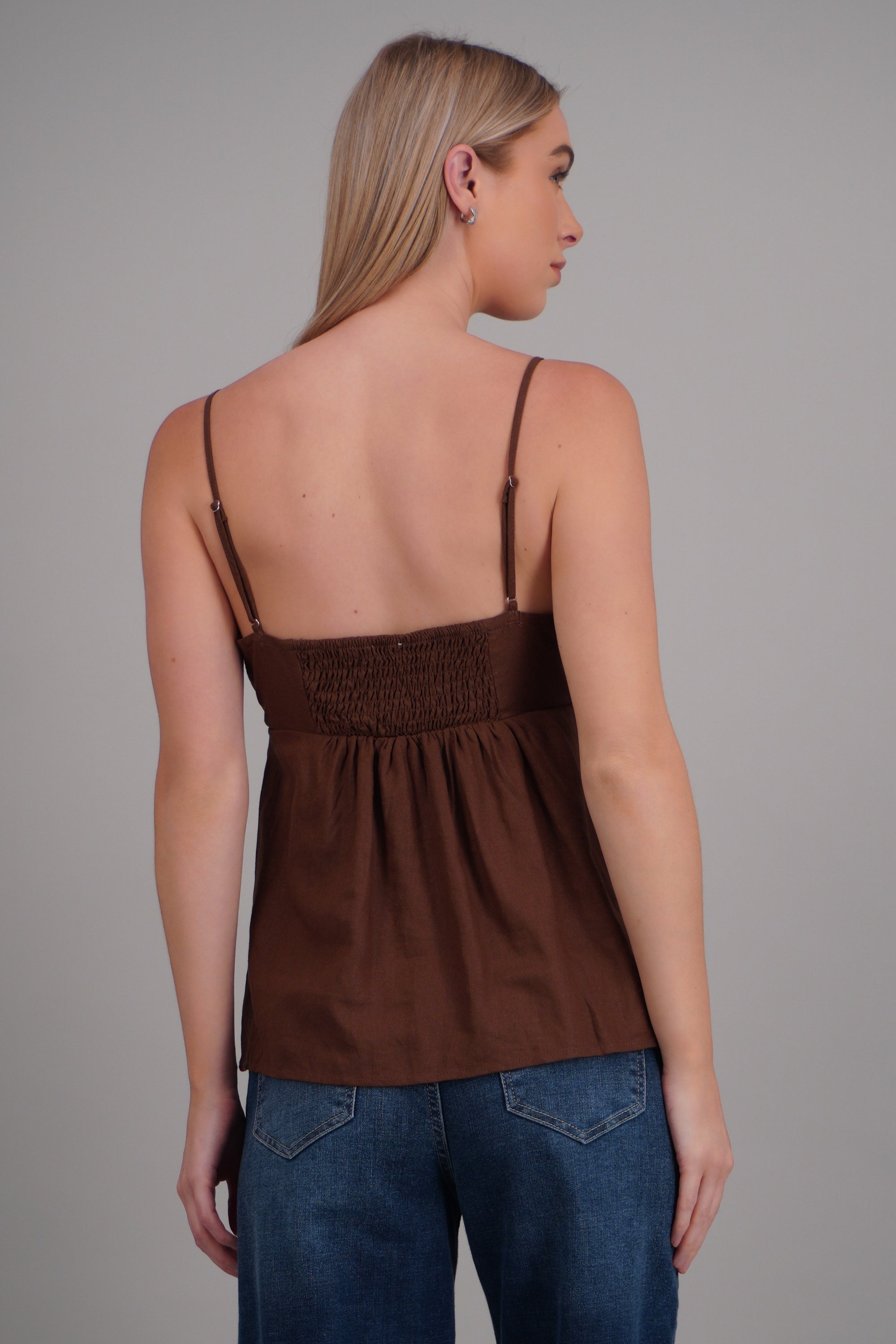 Top lino tirantes detalle escote CHOCOLATE