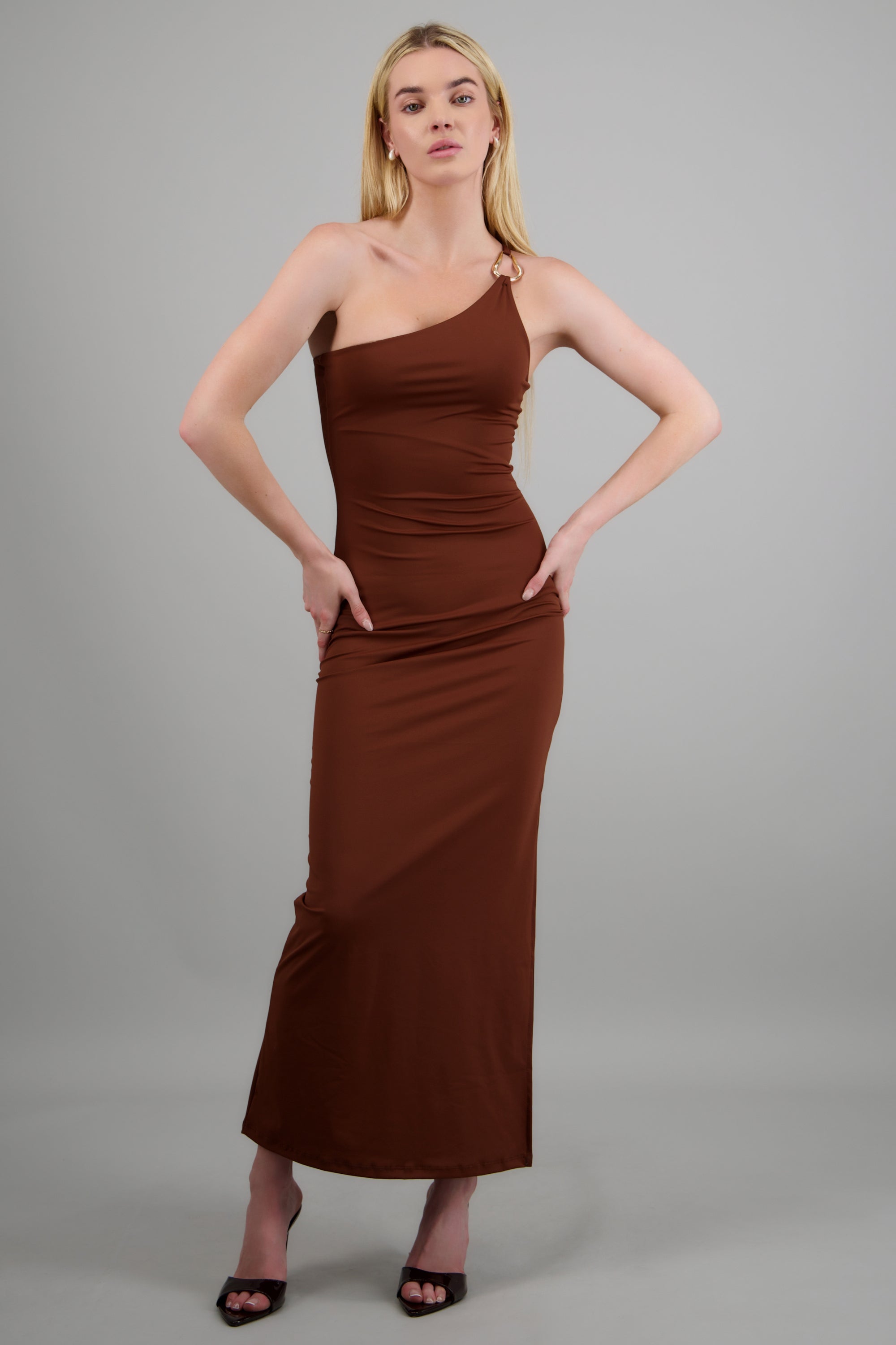 Vestido maxi asimétrico detalle argolla CHOCOLATE