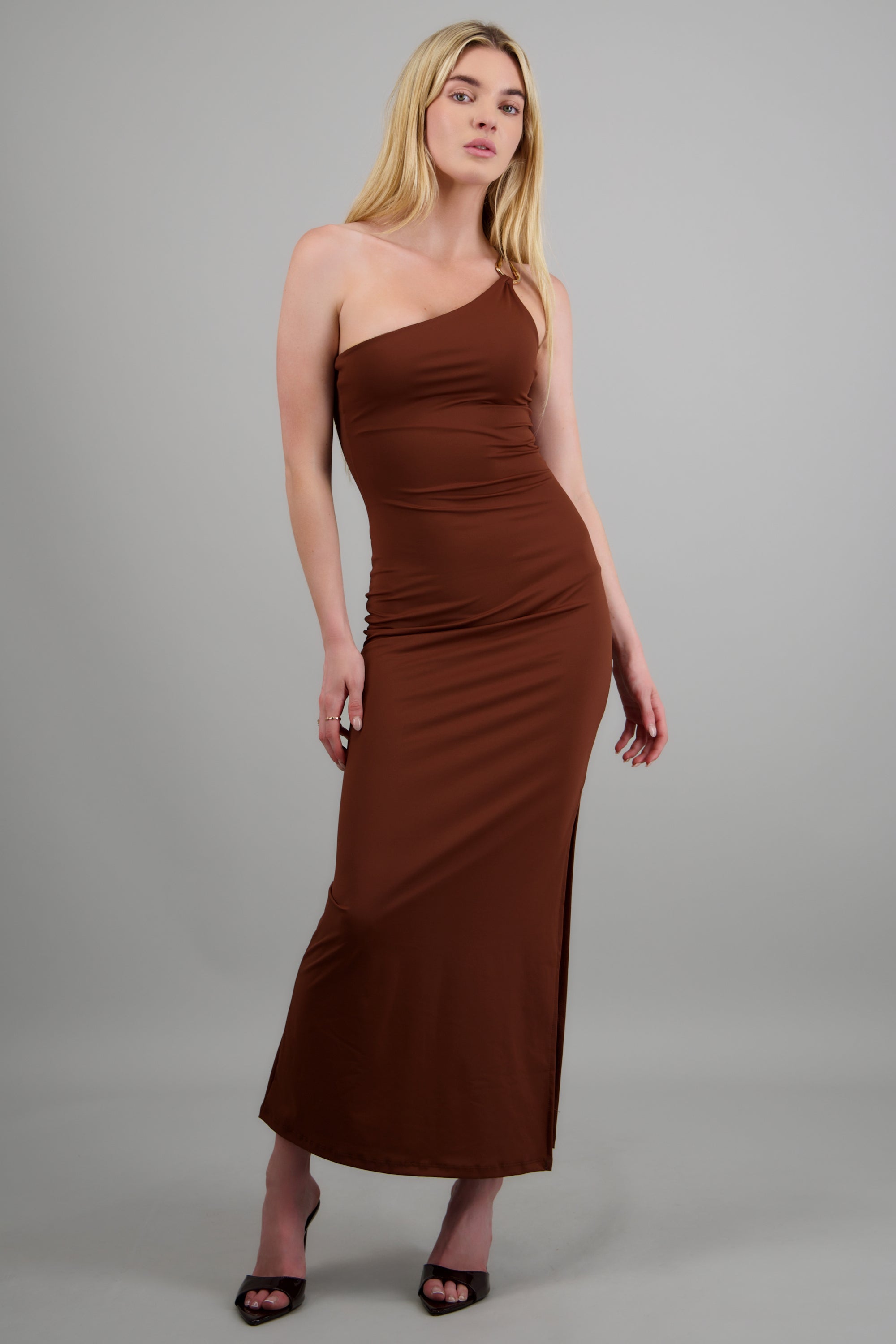 Vestido maxi asimétrico detalle argolla CHOCOLATE