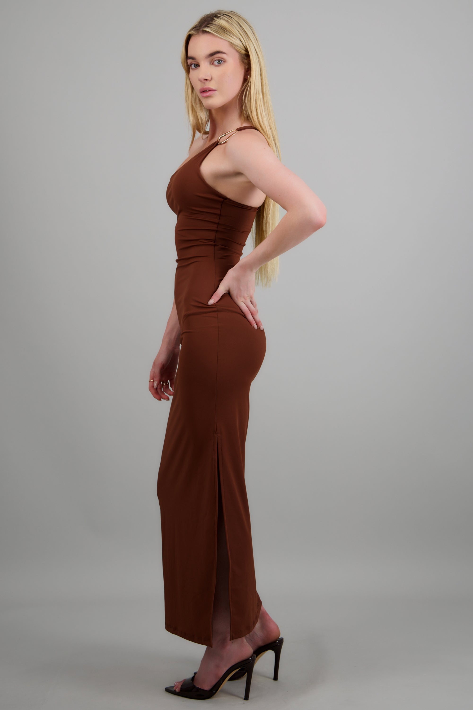 Vestido maxi asimétrico detalle argolla CHOCOLATE