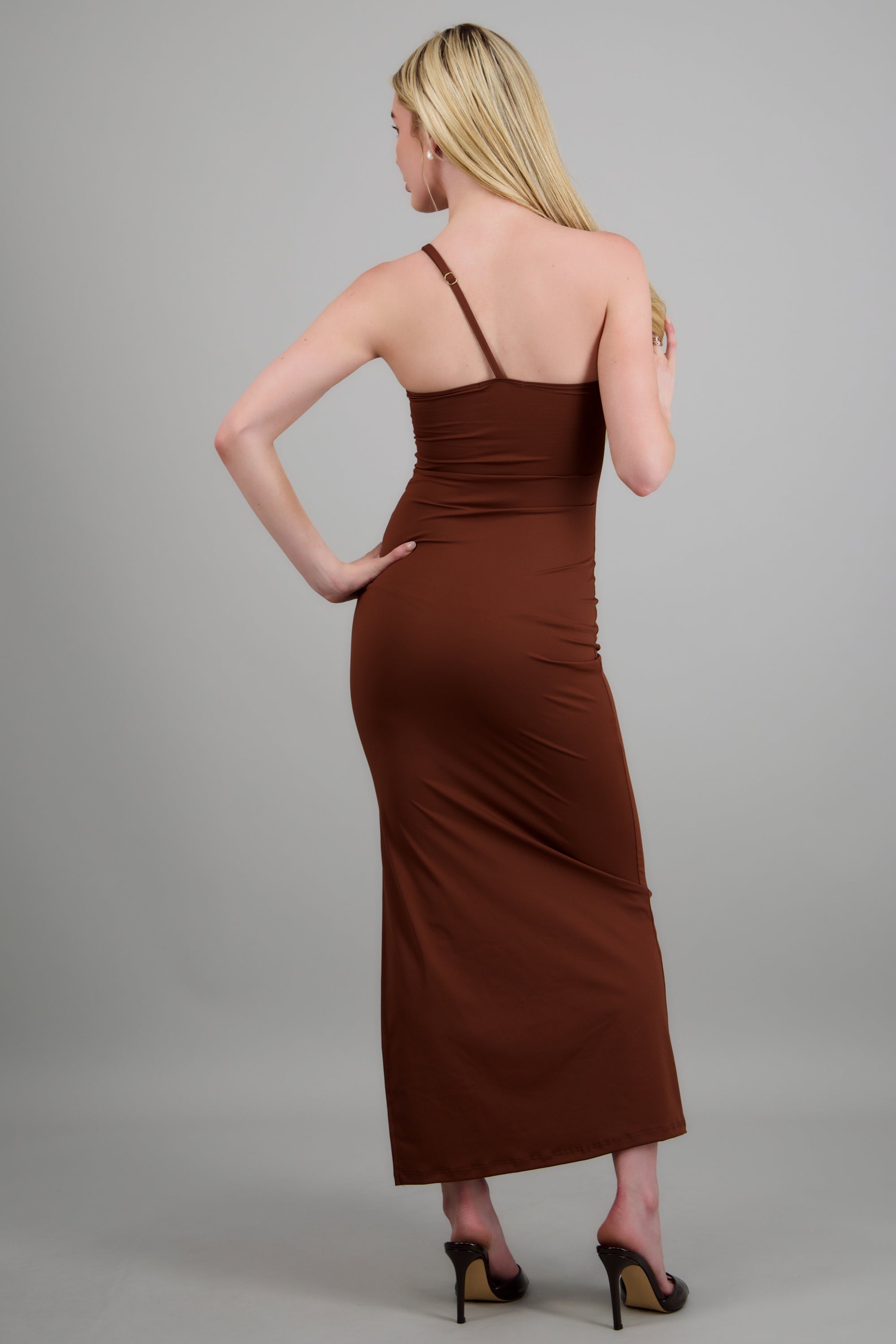 Vestido maxi asimétrico detalle argolla CHOCOLATE