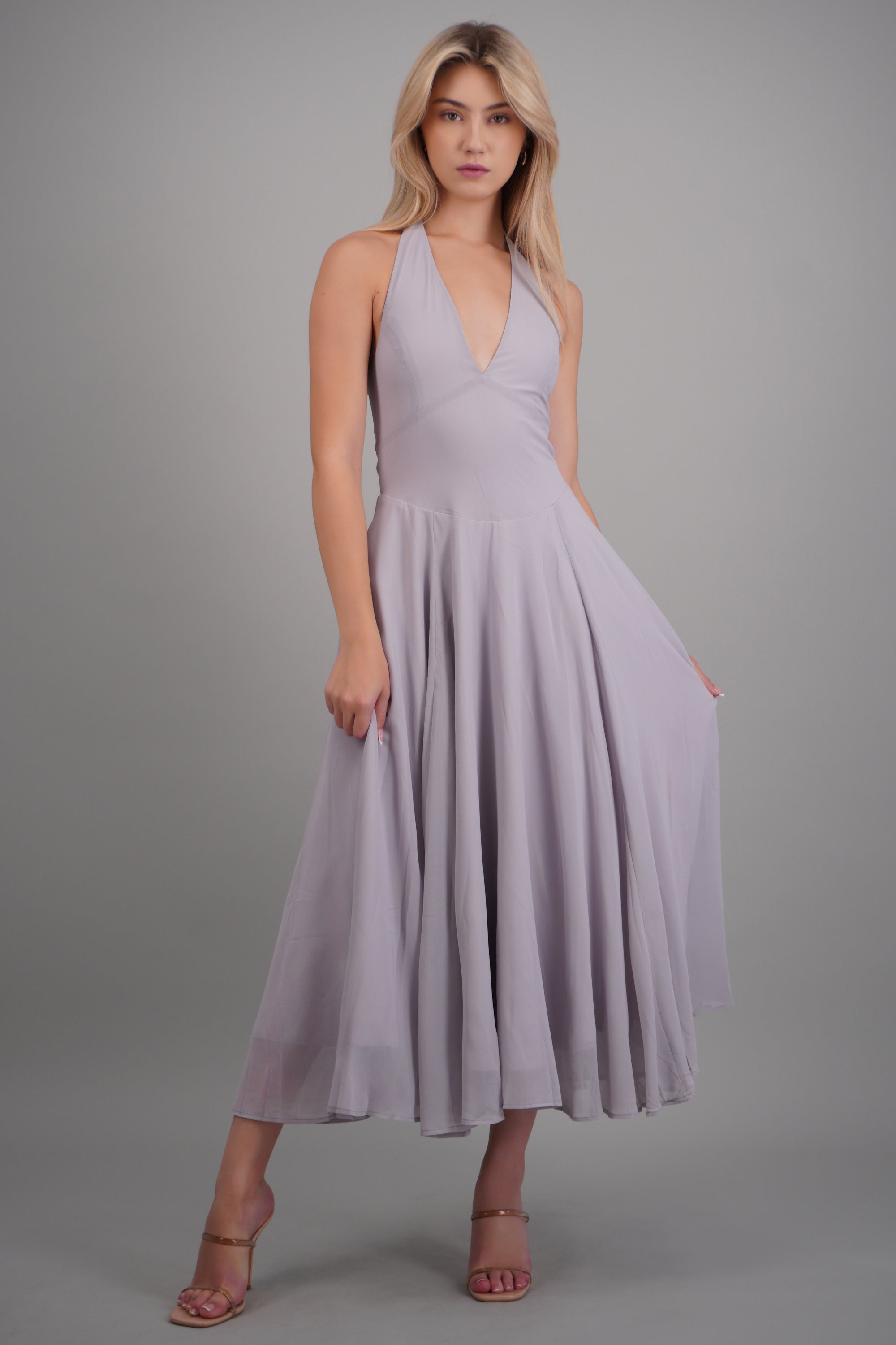 vestido midi halter escote v GRIS CLARO