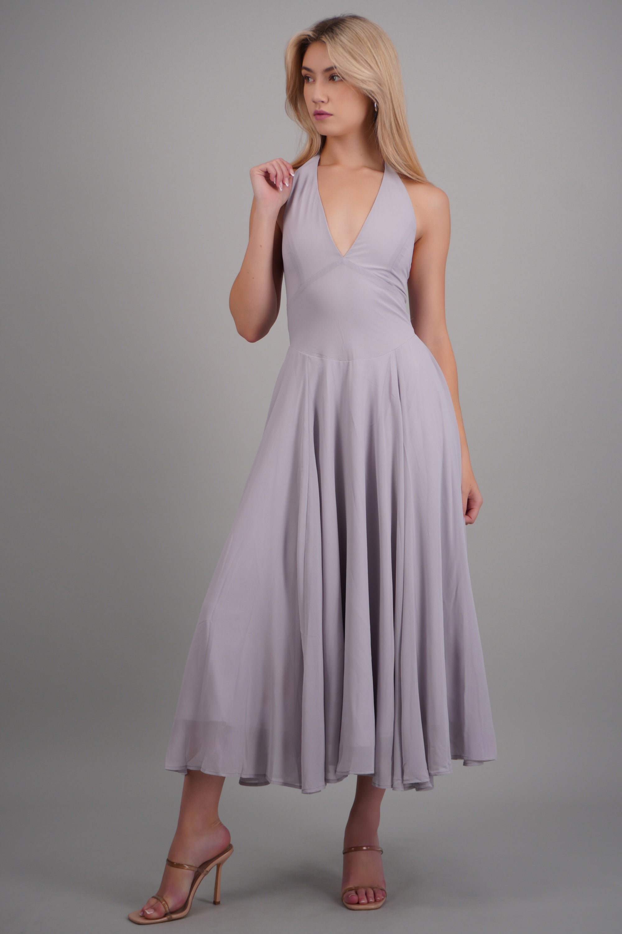 vestido midi halter escote v GRIS CLARO