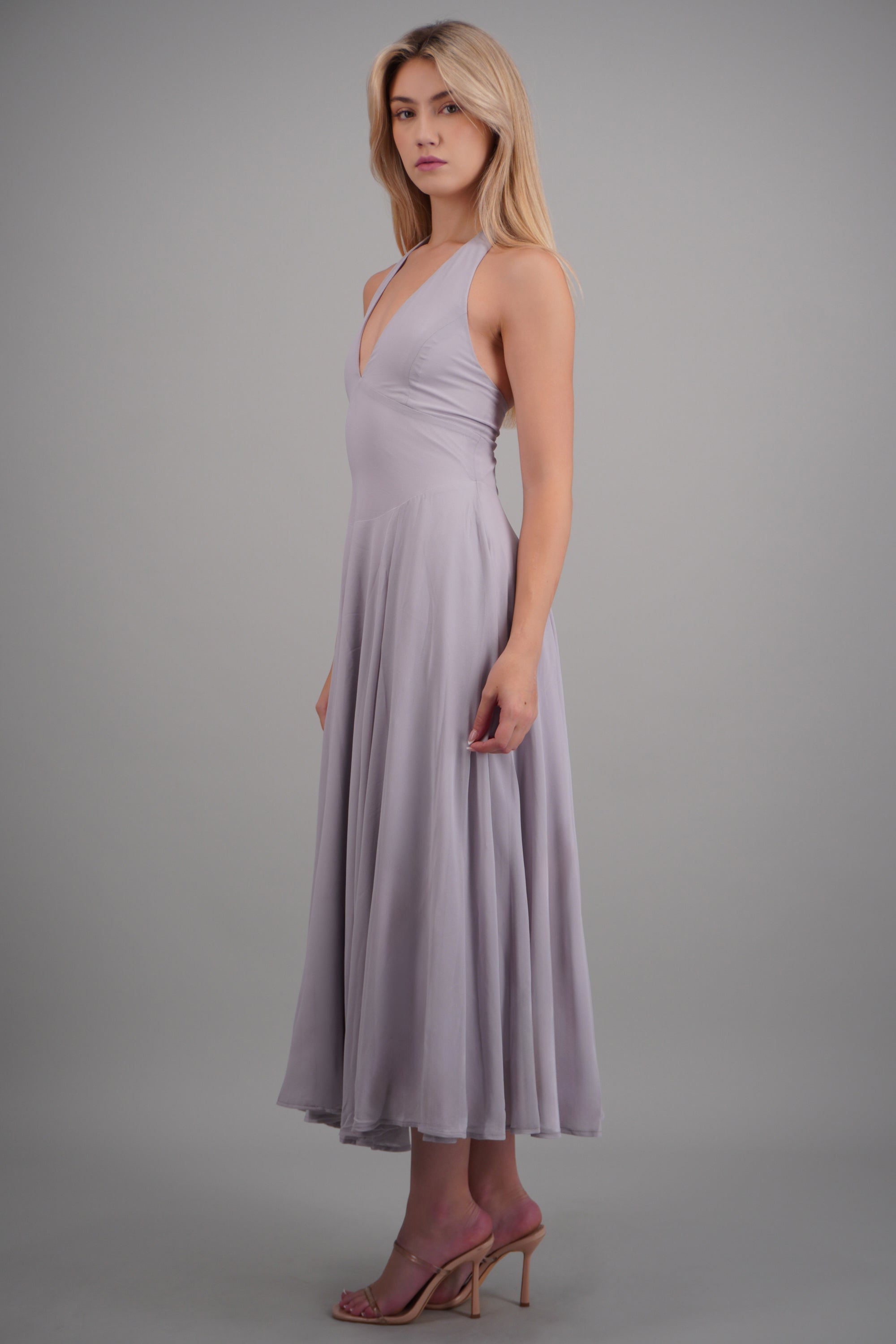 vestido midi halter escote v GRIS CLARO