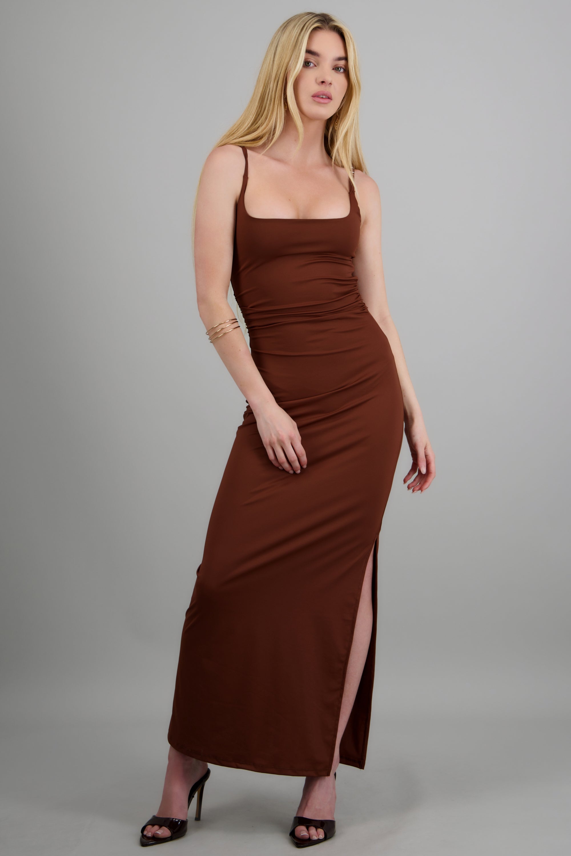 Vestido maxi detalle drapeado tirantes CAFE