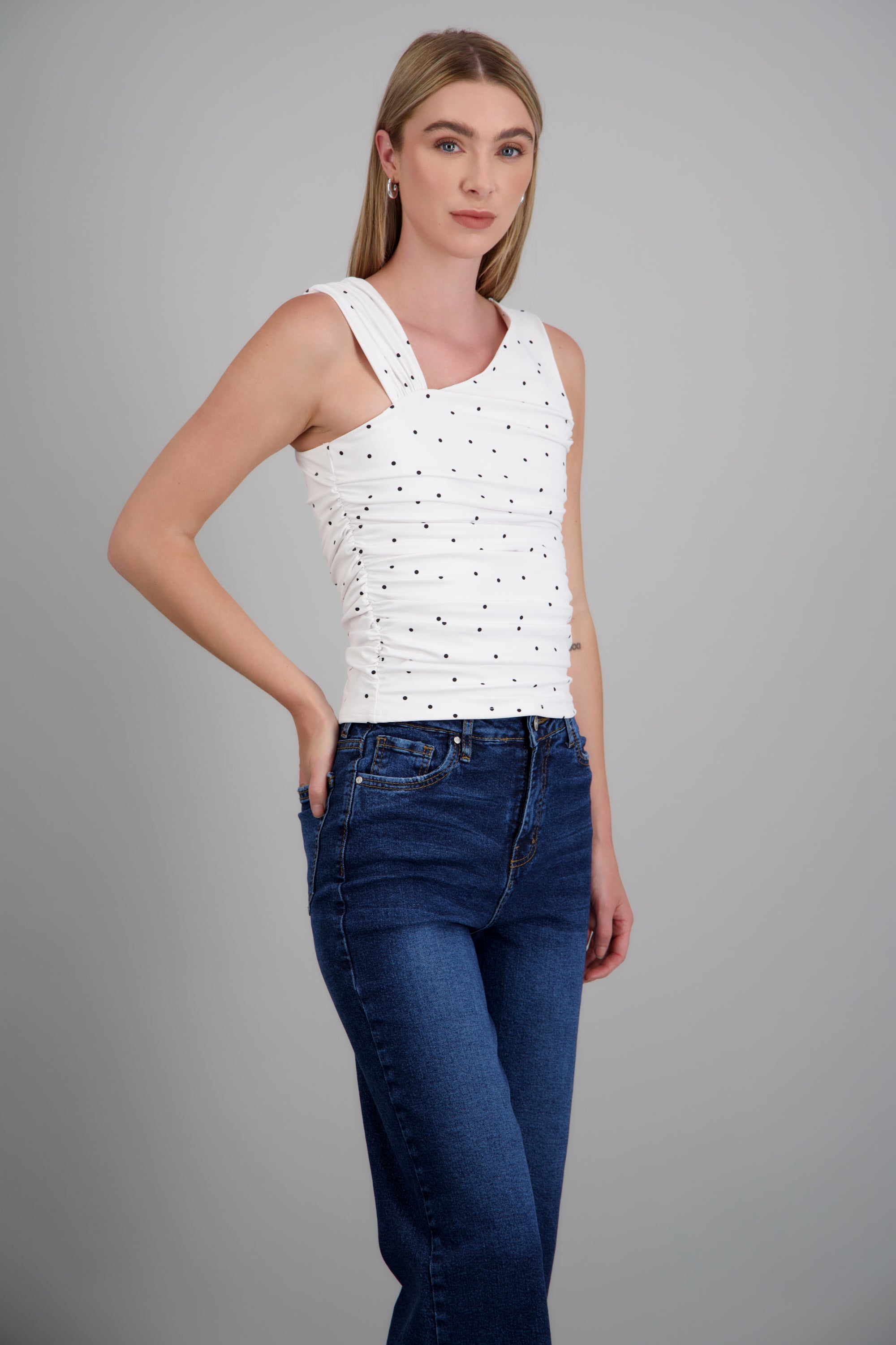 Top drapeado asimetrico polka dots BLANCO COMBO
