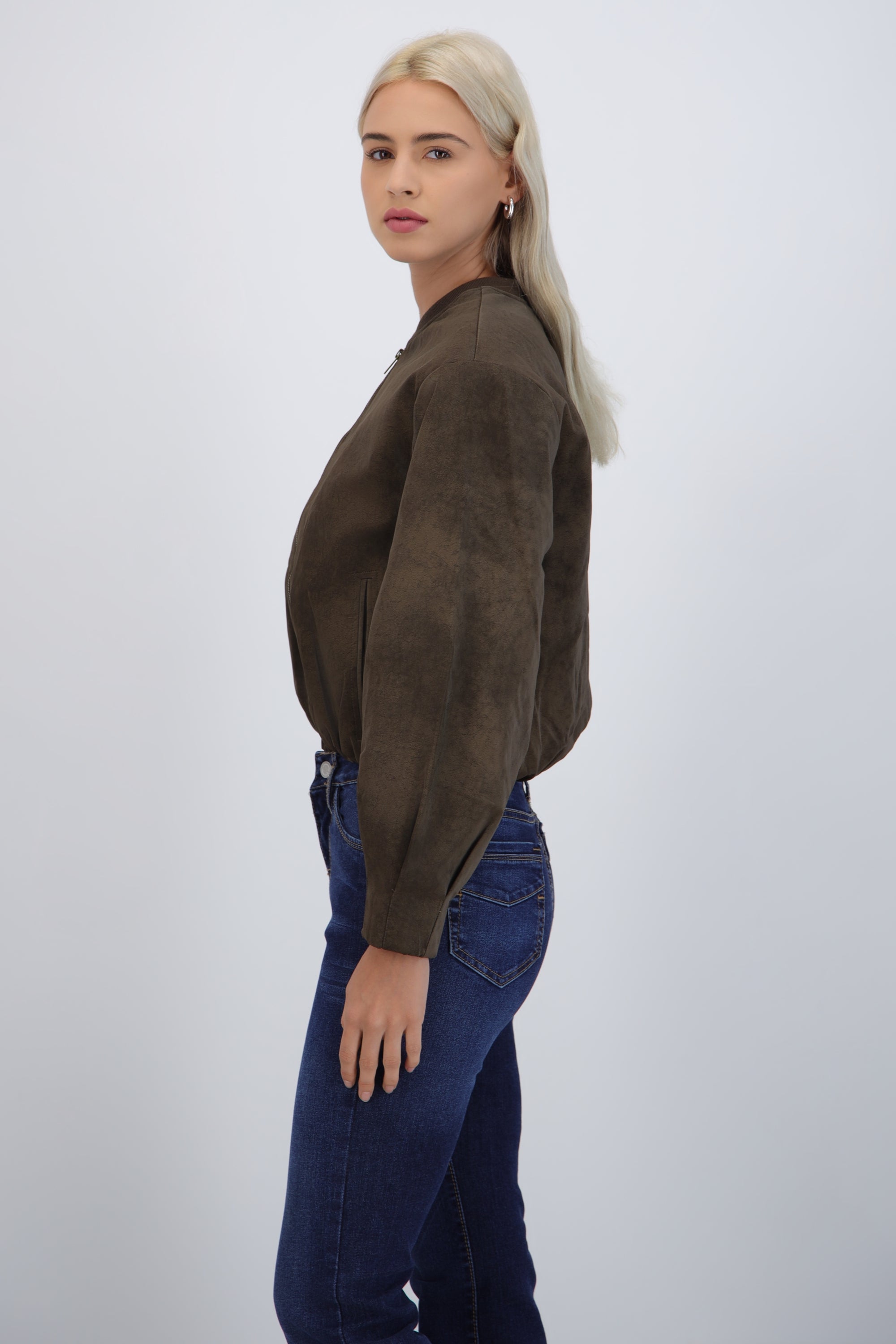 Chamarra bomber con contraste en cuello