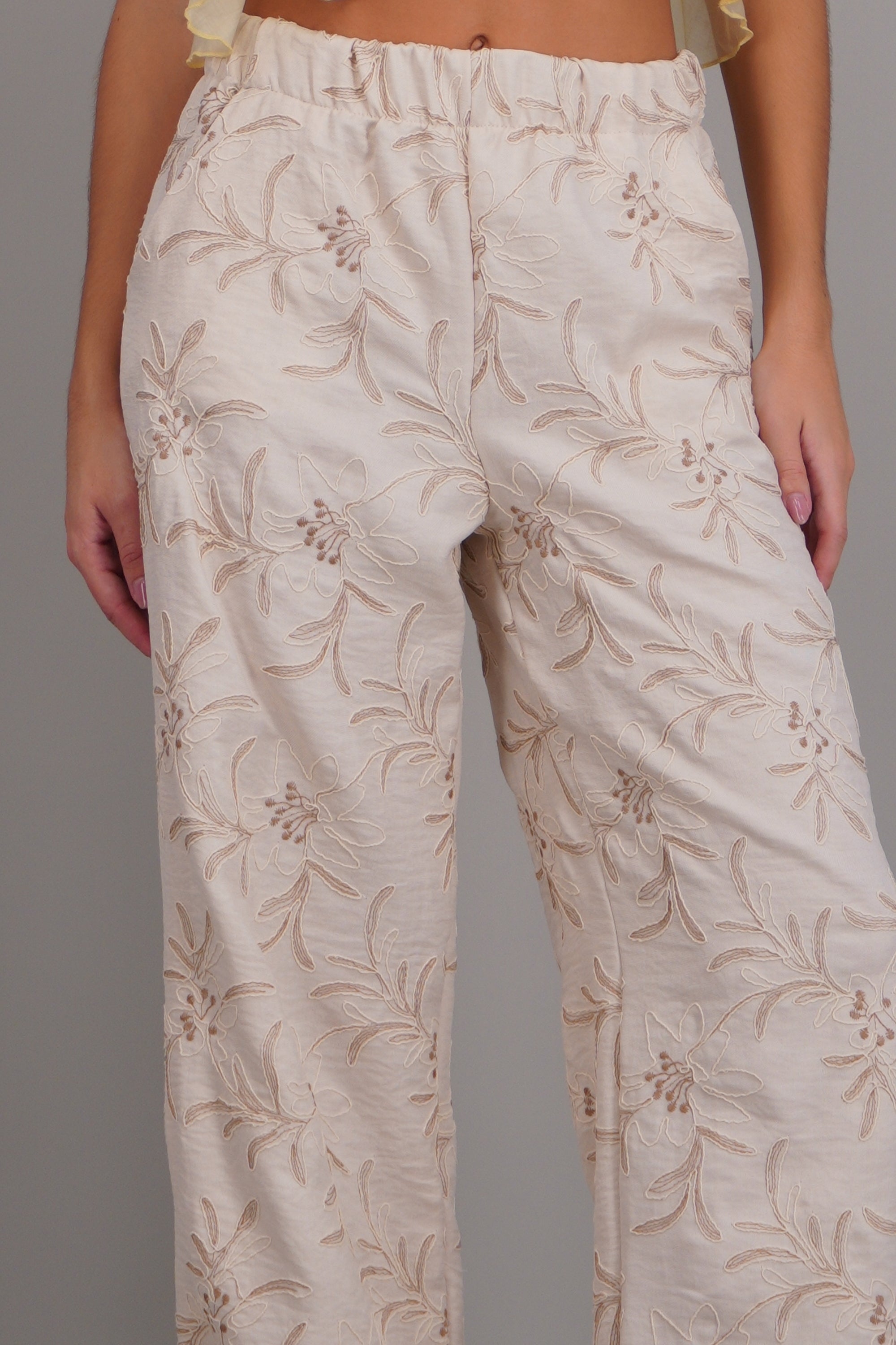 Pantalon recto detalle bordado BEIGE