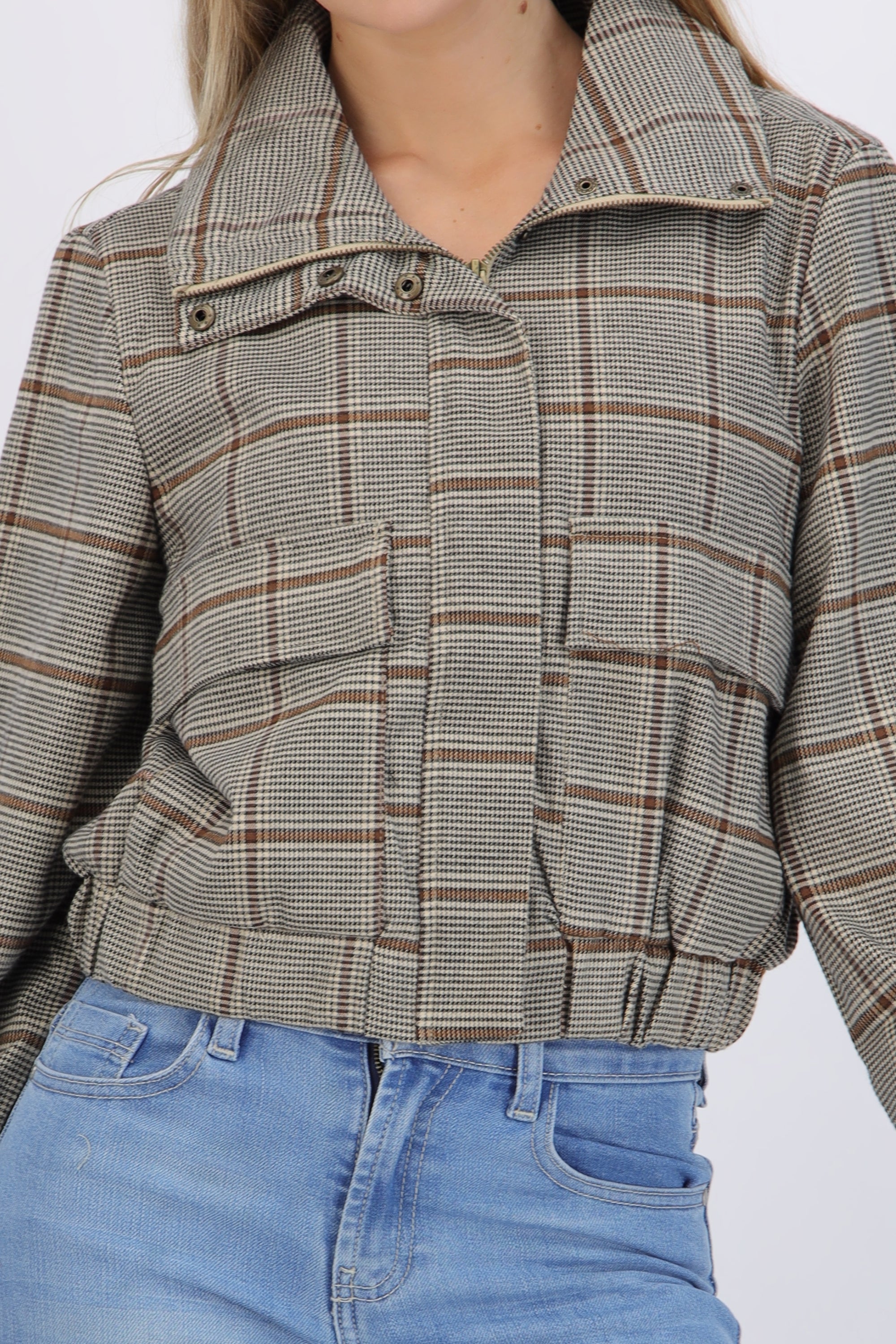 Chamarra bomber cuadros con bolsas parche