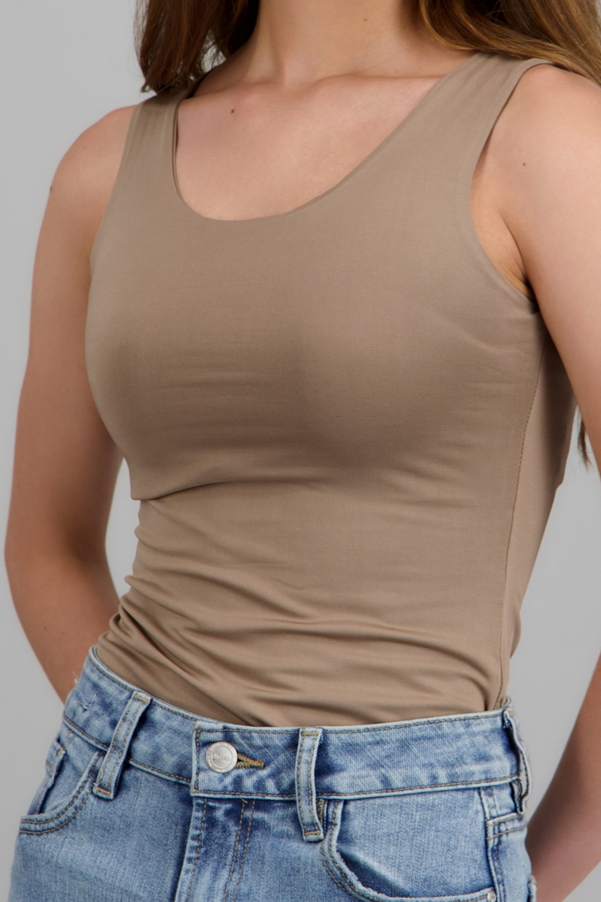 Body sin mangas cuello redondo BEIGE