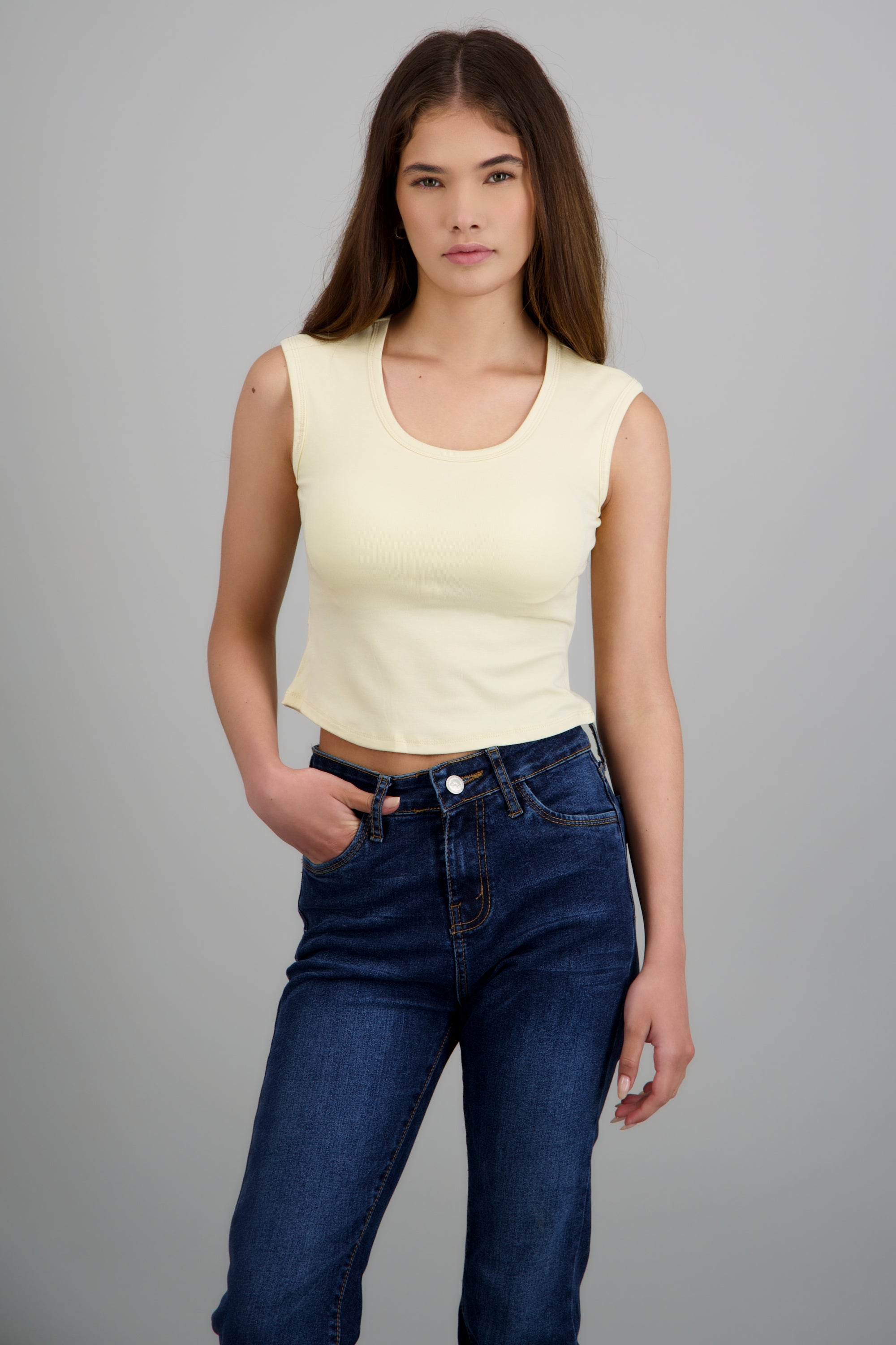 Tank top cuello redondo detalle copas AMARILLO PASTEL