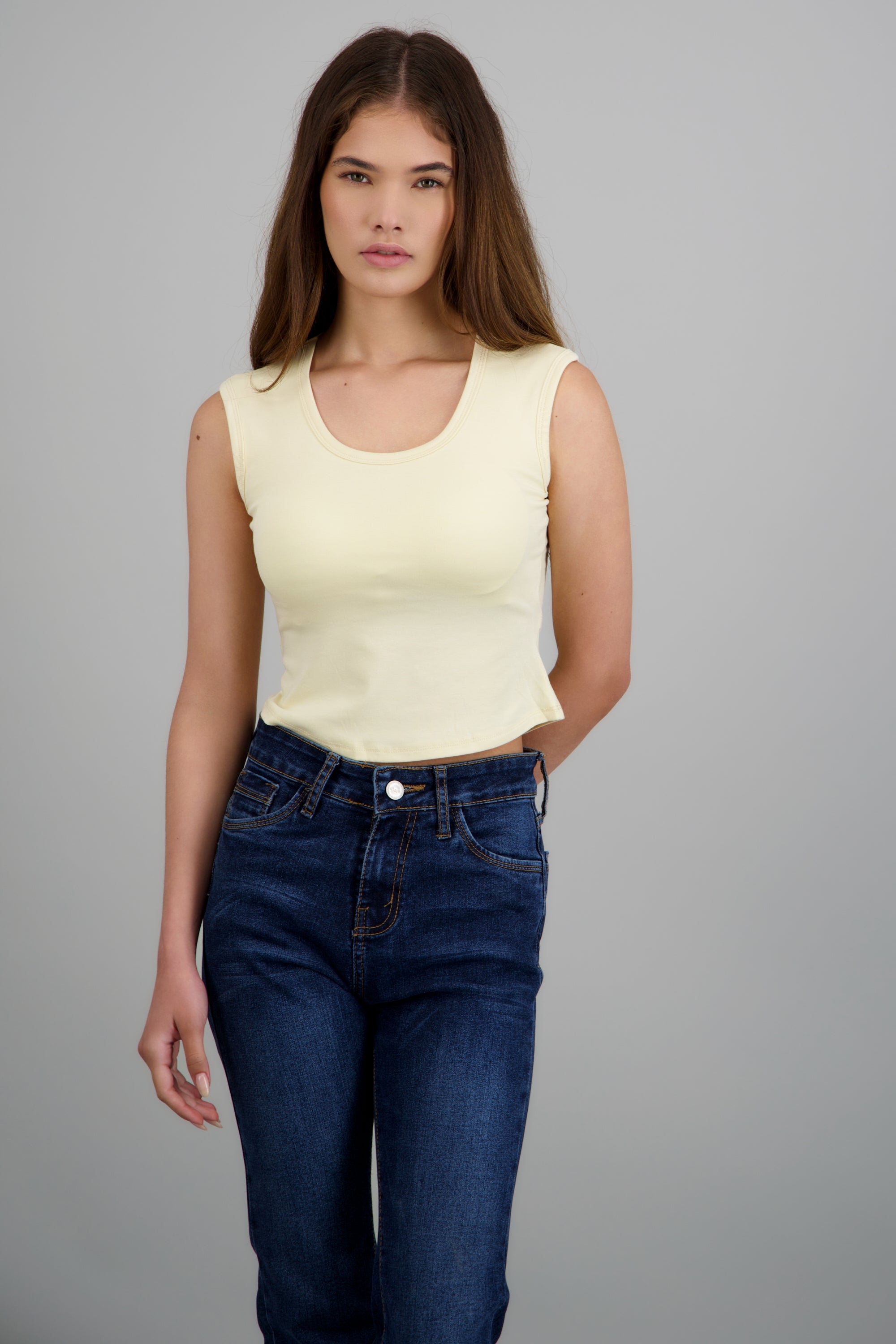Tank top cuello redondo detalle copas AMARILLO PASTEL